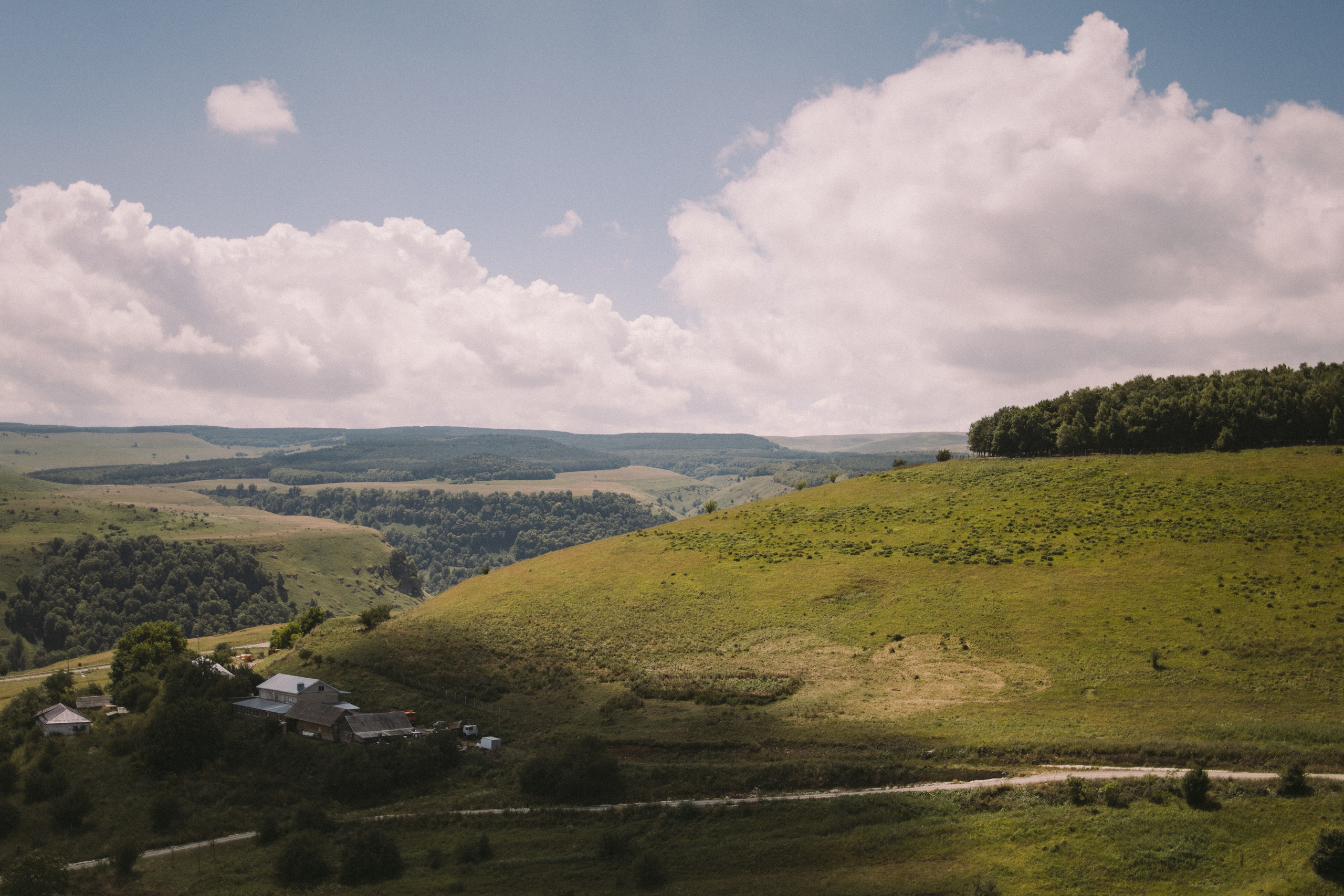 Утро невесты в глэмпинге свадебная фотосессия на Джилы-Су Приэльбрусье. Свадебный, репортажный и портретный фотограф Сочи, Краснодар. Александра Зайцева