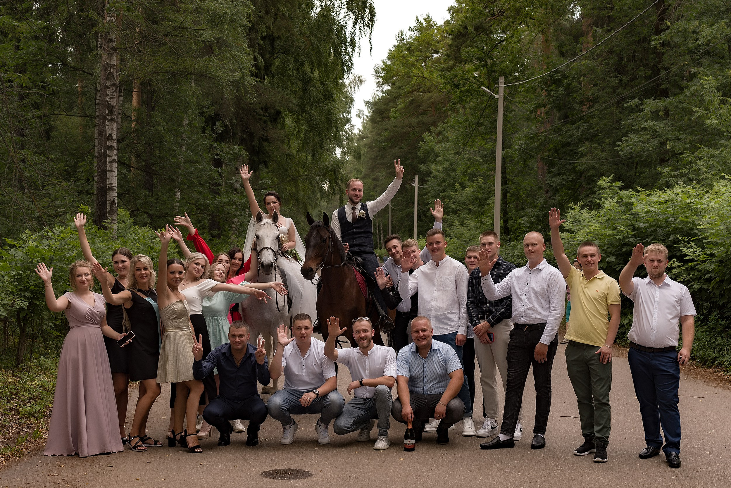 Фотосъемка свадьбы в парке. Свадебная фотосъёмка жениха и невесты с родными и близкими. Свадебная фотосессия с лошадьми.