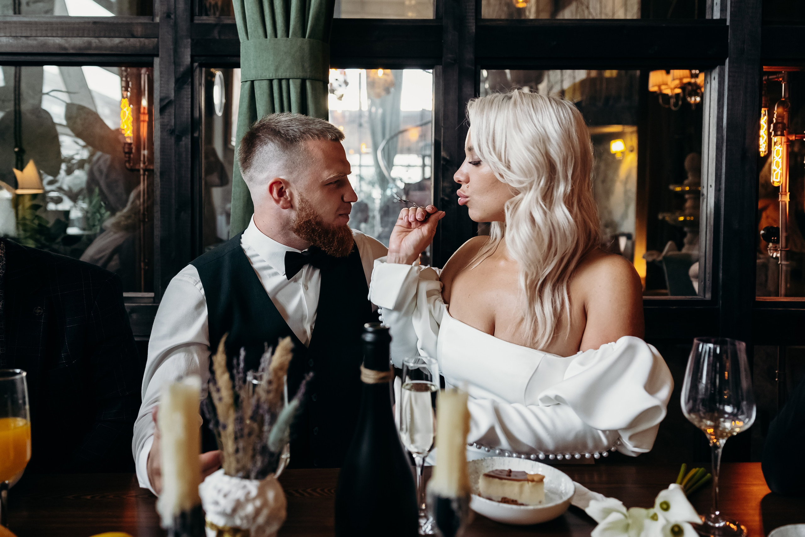 Александр и Елена (сборы, ресторан). Фотограф свадебный семейный в Красноярске Шукшина Наталья