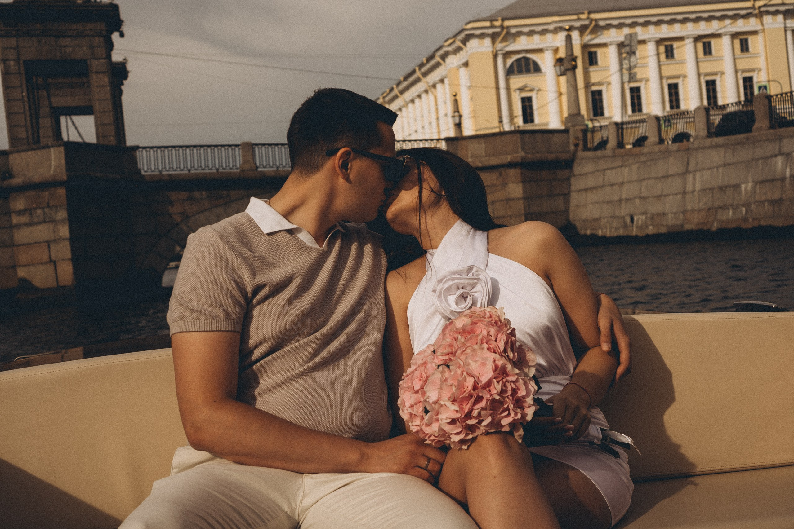 СВАДЕНБНАЯ СЬЕМКА НА КАТЕРЕ ПО КАНАЛАМ САНКТ-ПЕТЕРБУРГА И В АКВАТОРИИ НЕВЫ. Профессиональный фотограф, Санкт-Петербург — Виктория Богомолова
