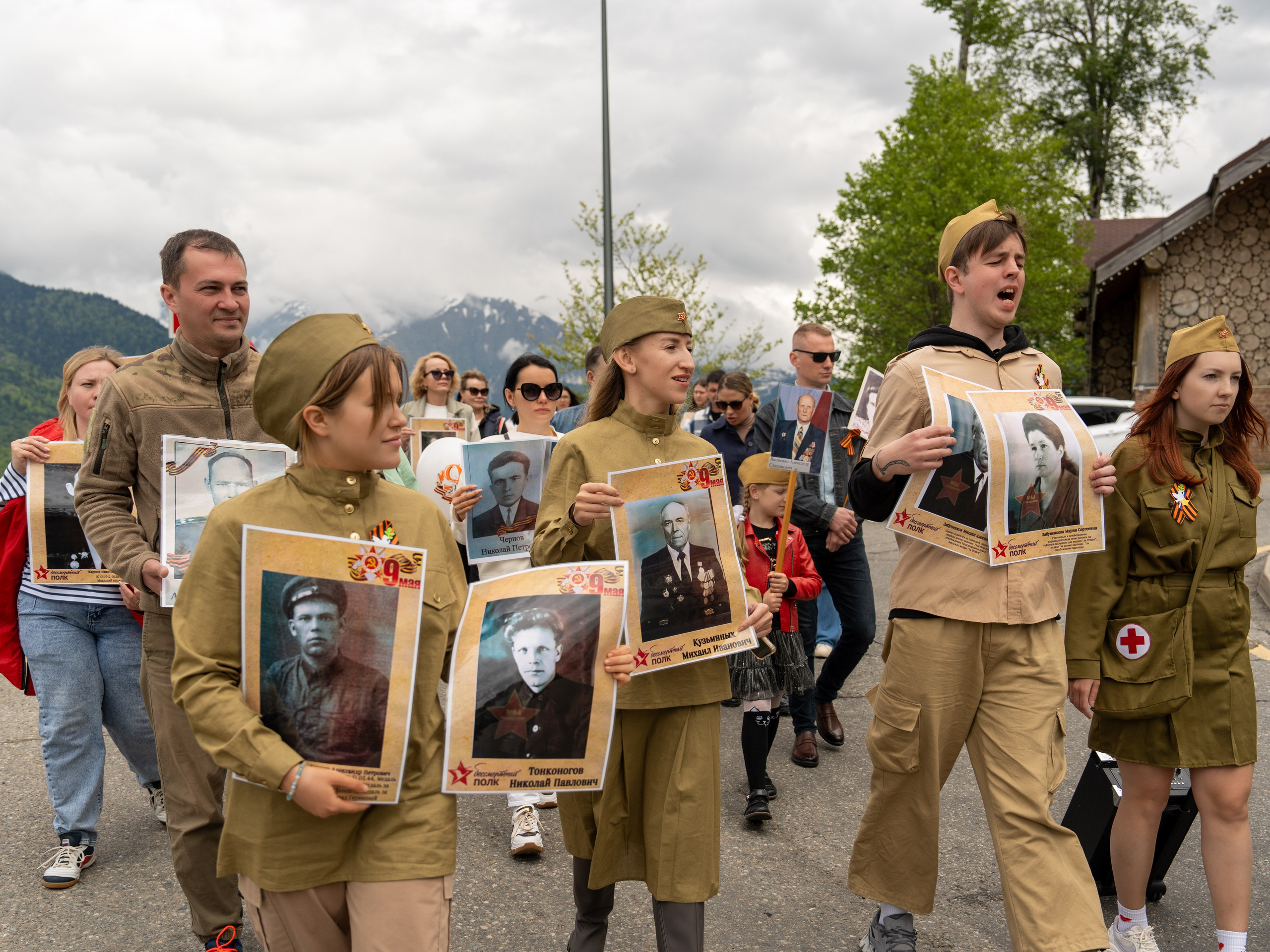 Шествие бессмертного полка 9 мая 2024 Rosa Springs. Репортажный фотограф в Красной Поляне и Сочи Павлюченко Екатерина