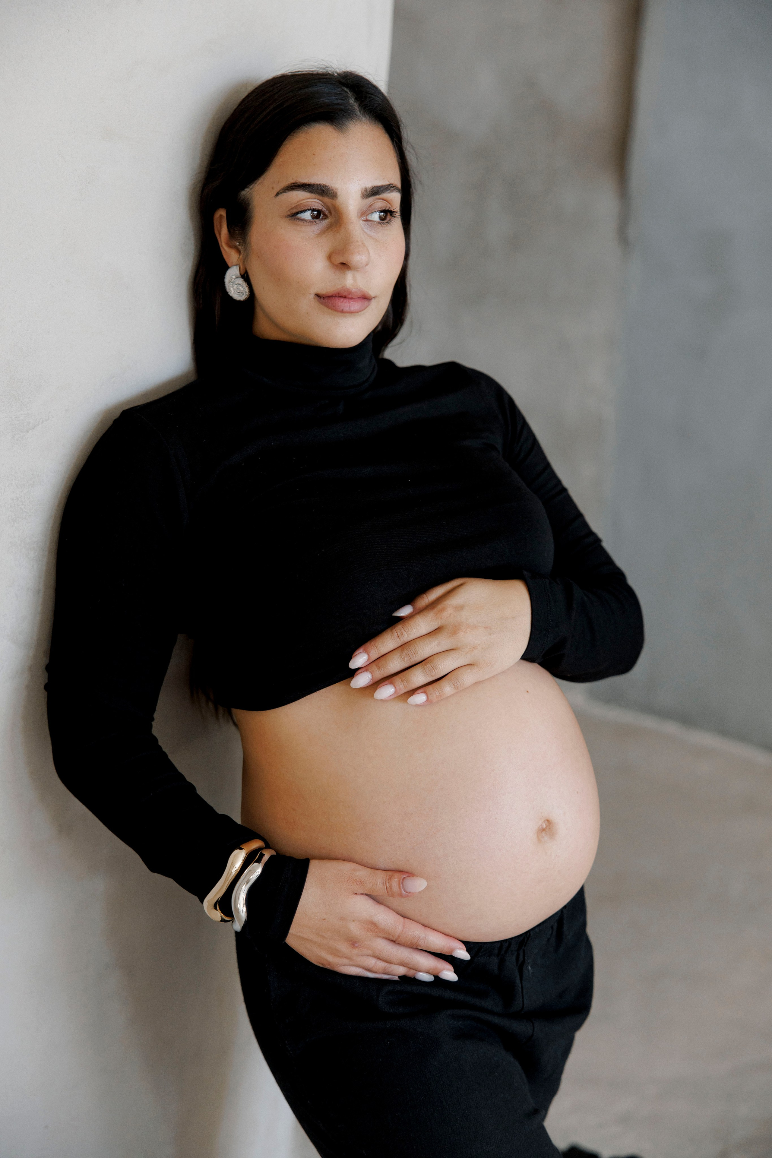 Pregnancy photoshoot inside the Grey Studio. Главная