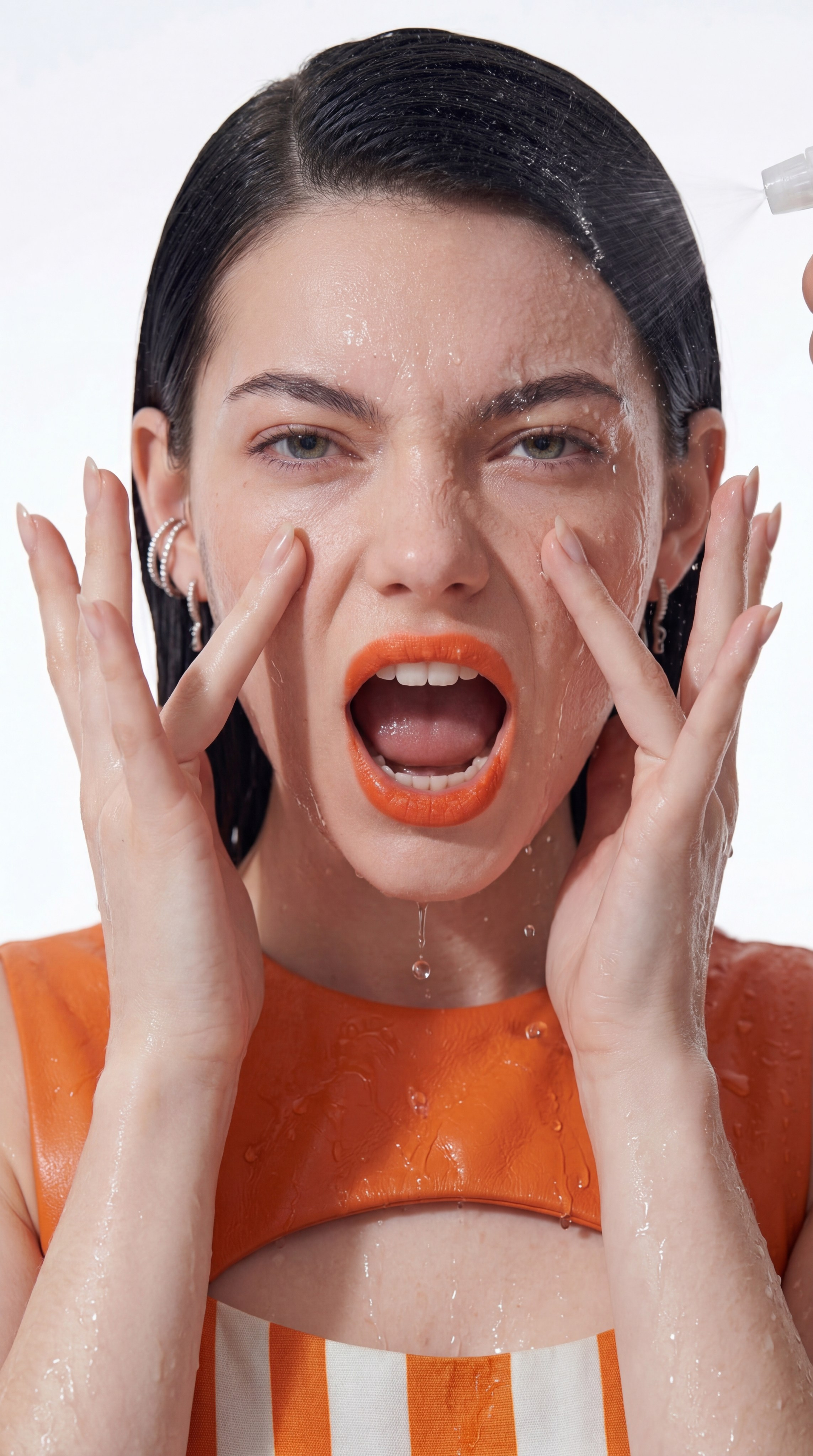 ИИ-фотография: модель в оранжевом с яркими эмоциями, экономия времени на сложных студийных съемках