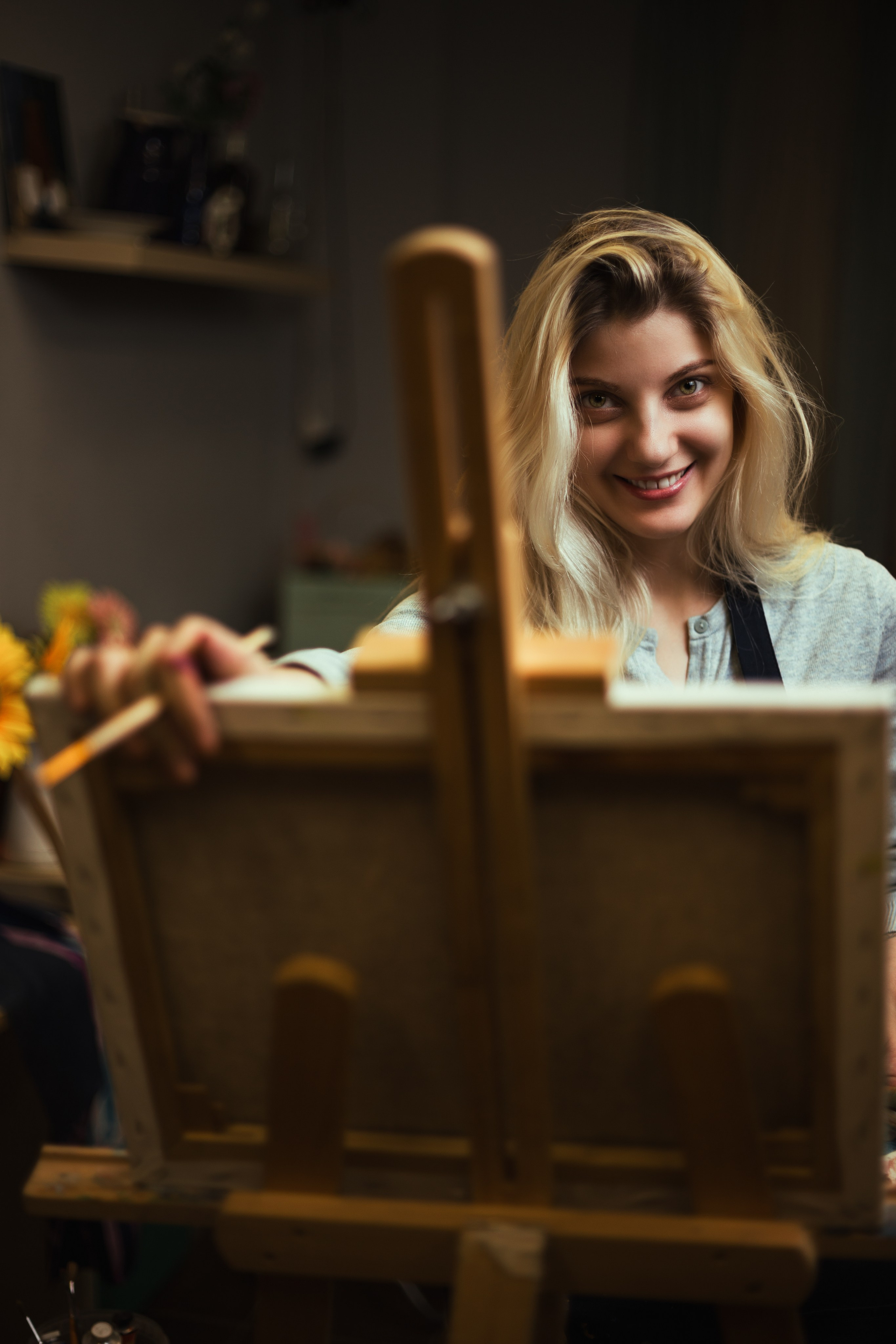 Погрузитесь в мир искусства: девушка рисует в студии, окруженная красками и кистями. Эмоциональные и вдохновляющие моменты, запечатленные в фотографиях. Откройте для себя атмосферу творчества и искусства в нашем альбоме 'Художественная атмосфера'. Девушка, Красивая дувушка, Красотка, Хужожесвенная, Художественная сутдия, Мальберт, Рисование, Краски, Фотосессия, Блоднинка, Творческая, Студия, Чудеево, Кофе, Кисти, Акверель, Портрет, Картина, Исскуство, Позирование, 