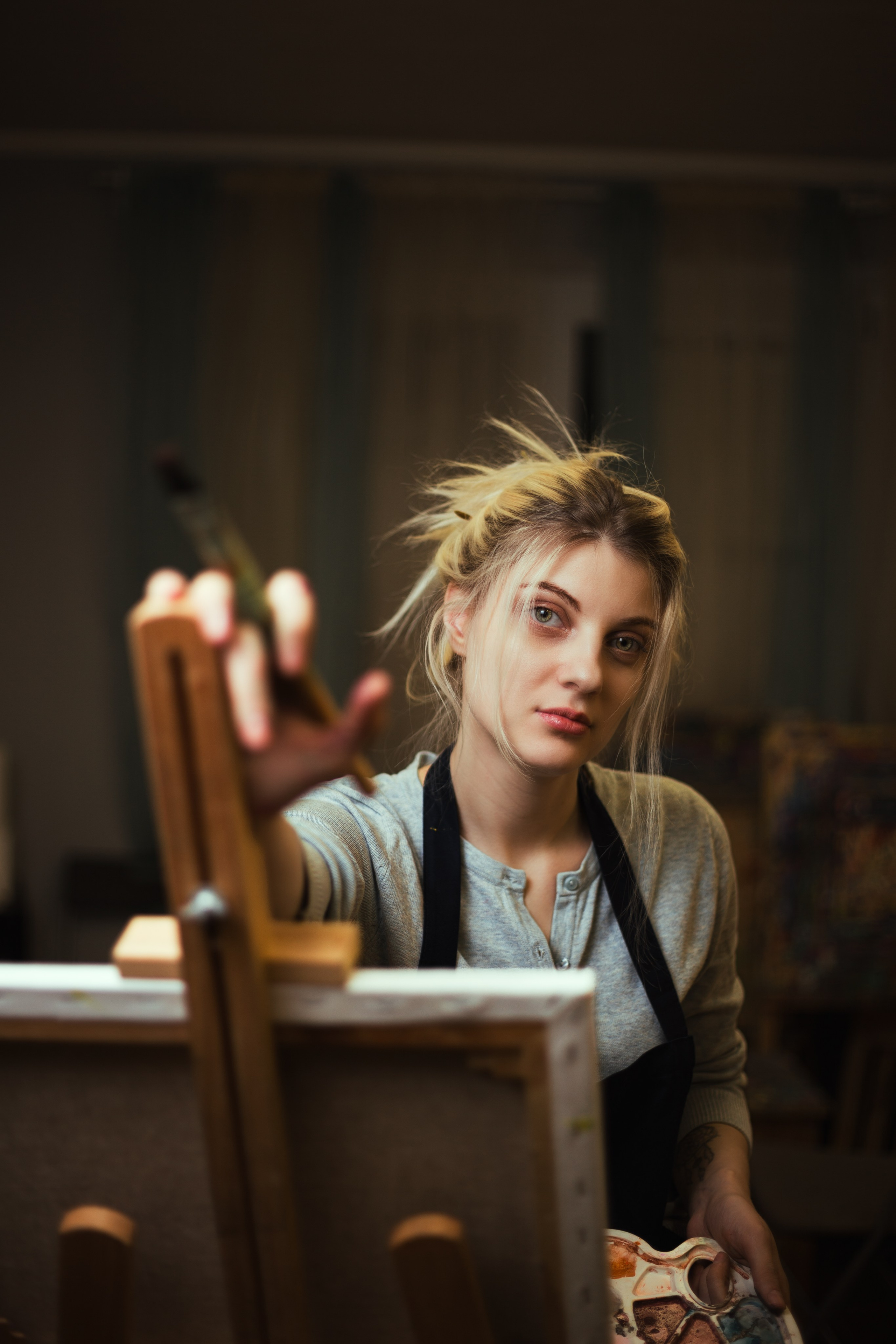 Погрузитесь в мир искусства: девушка рисует в студии, окруженная красками и кистями. Эмоциональные и вдохновляющие моменты, запечатленные в фотографиях. Откройте для себя атмосферу творчества и искусства в нашем альбоме 'Художественная атмосфера'. Девушка, Красивая дувушка, Красотка, Хужожесвенная, Художественная сутдия, Мальберт, Рисование, Краски, Фотосессия, Блоднинка, Творческая, Студия, Чудеево, Кофе, Кисти, Акверель, Портрет, Картина, Исскуство, Позирование, 