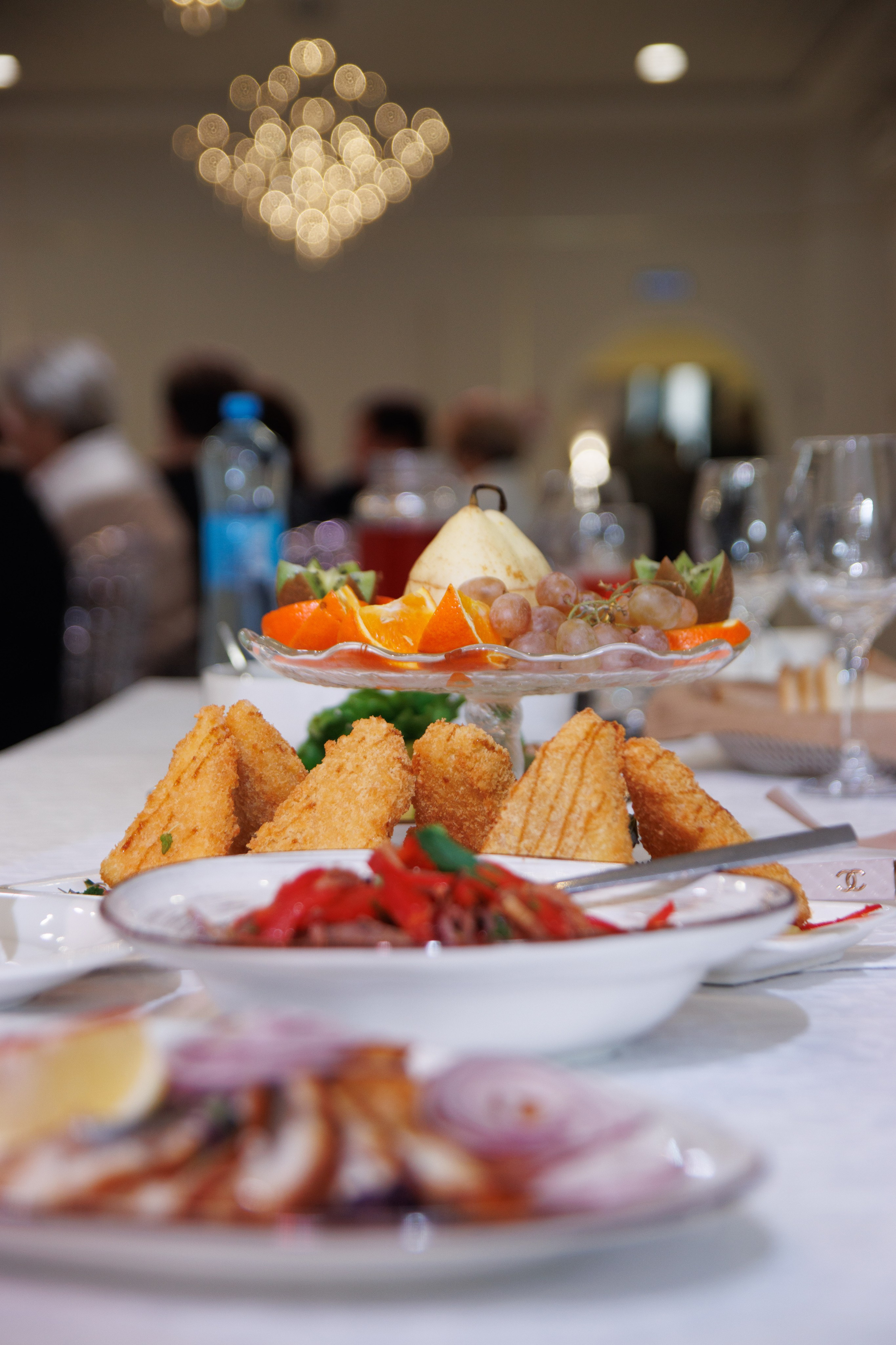 Блюдо с закусками на праздничном столе 