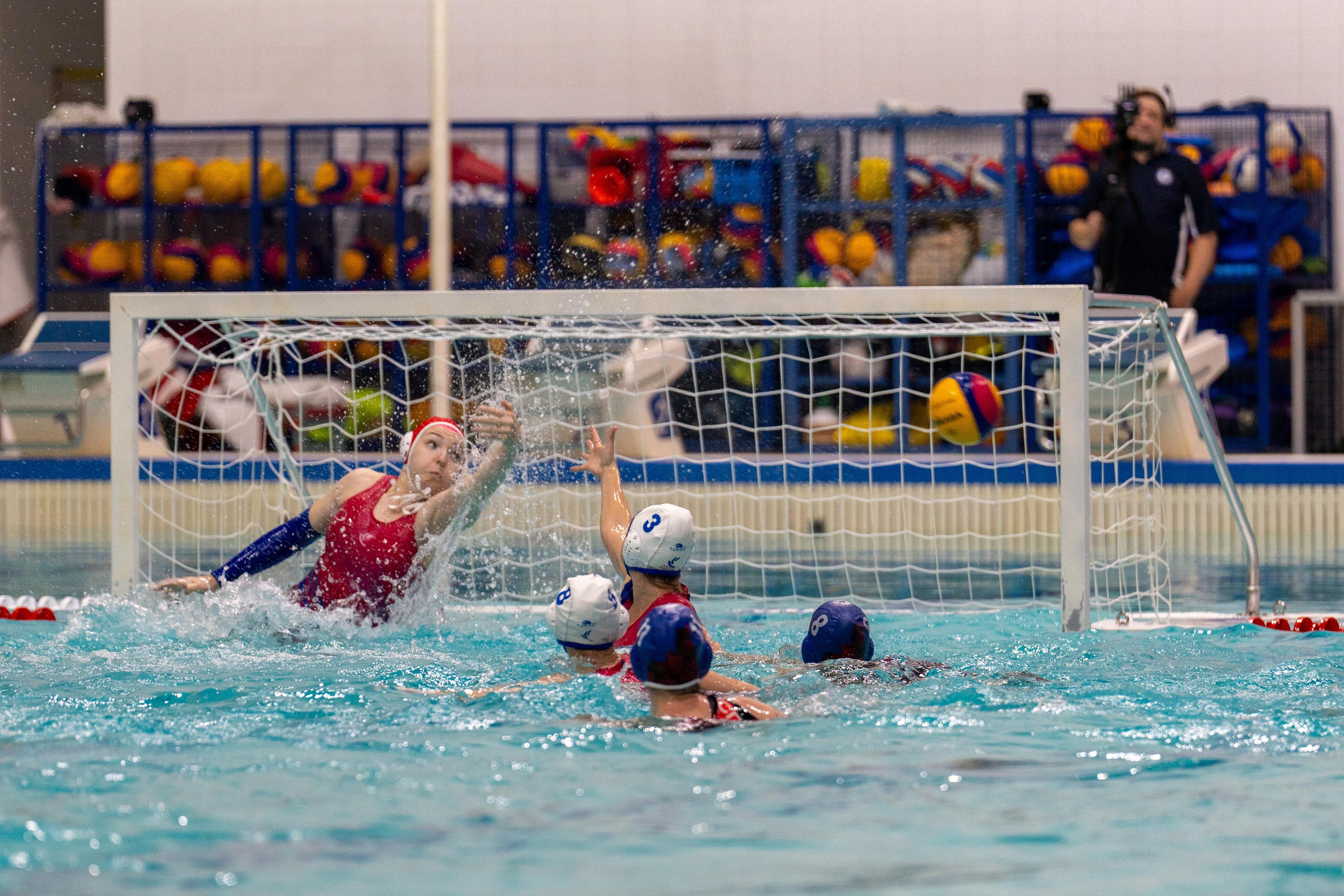 Женский водный поло: защита ворот в матче Диана – Спартак-Волгоград