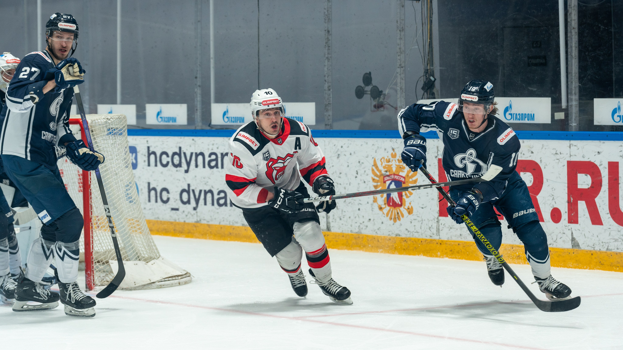 Игрок «Динамо» уходит от прессинга соперника у своих ворот. Репортажная спортивная фотосъёмка, динамика, Санкт-Петербург.