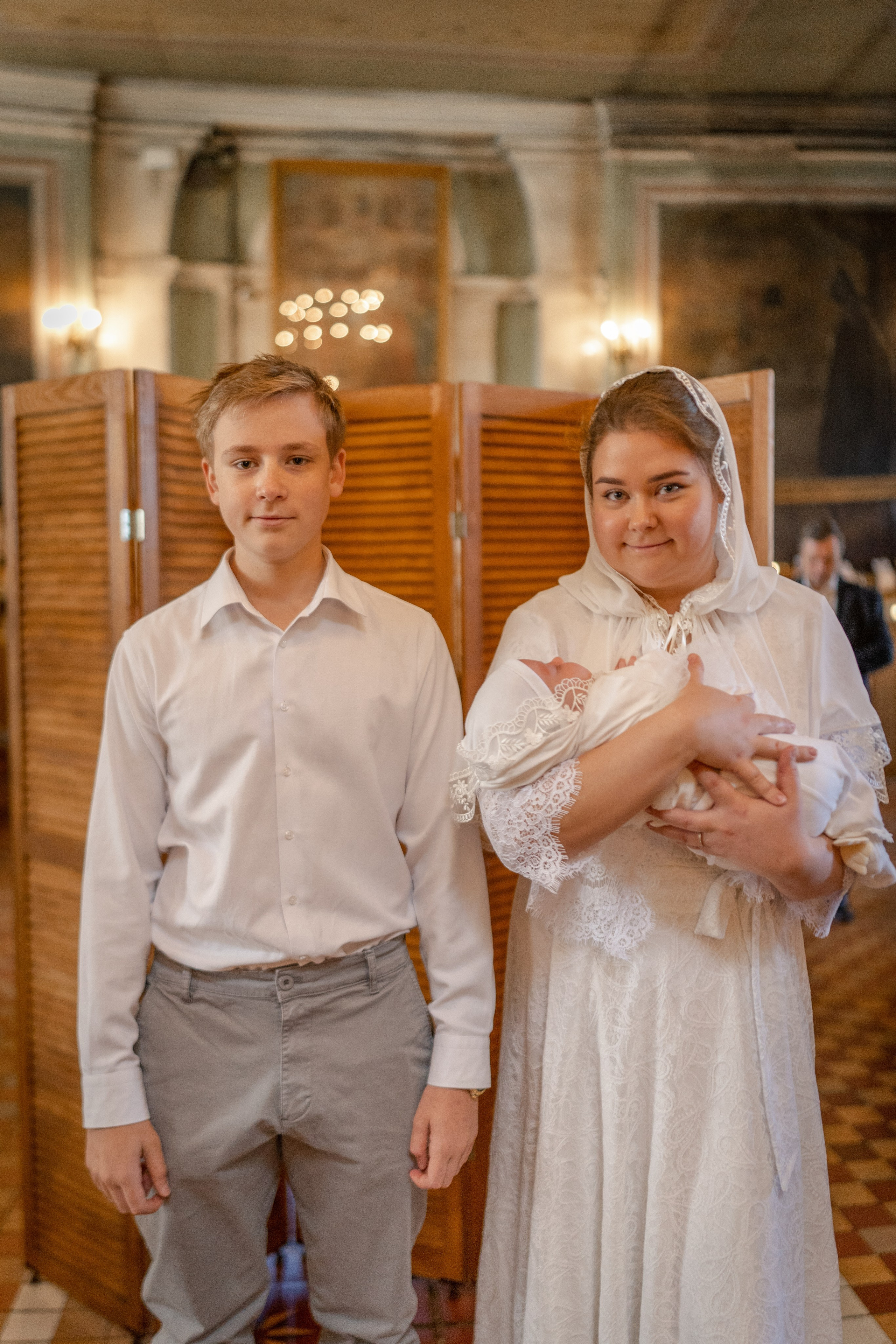 Крещение в храме Покрова Богородицы в Перхушково. Семейный фотограф и фотограф на таинства в Москве Юлия Калайджян