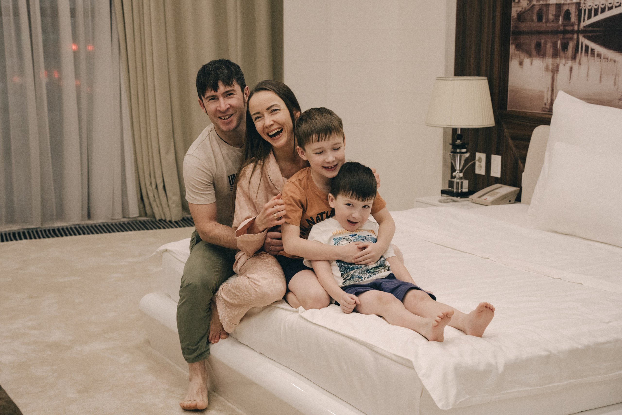 Дружная семья в отеле