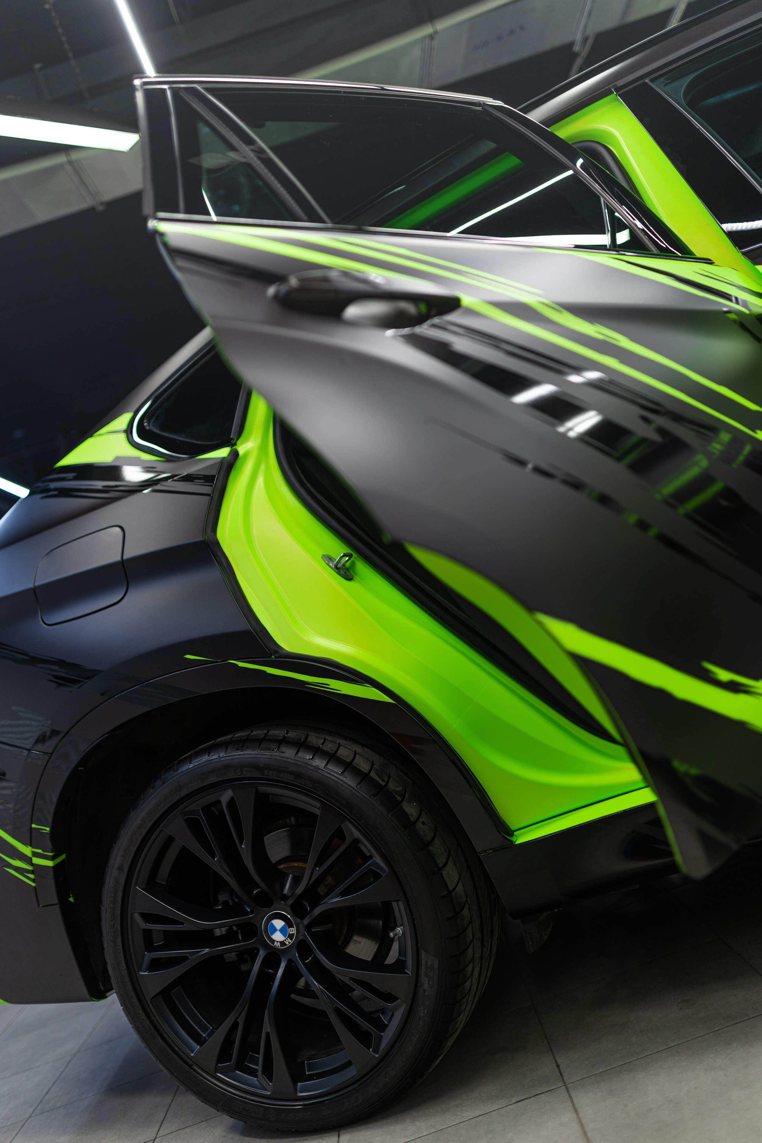 Винилография на BMW X6. Студия дизайна и оклейки авто Barmaley Design