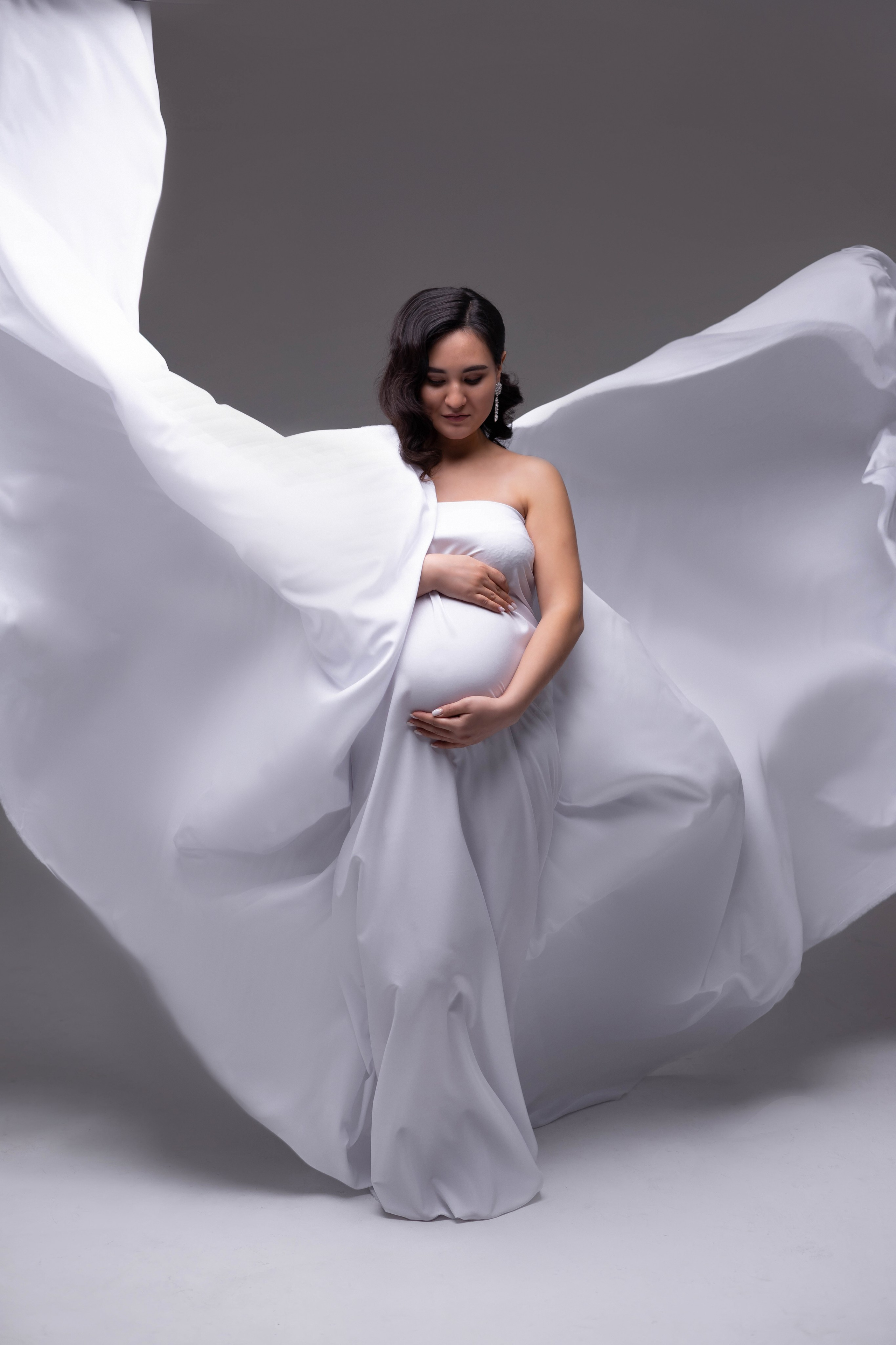 Фотосессия в стиле "VOGUE" с белой тканью на циклораме от Яны Забелиной.