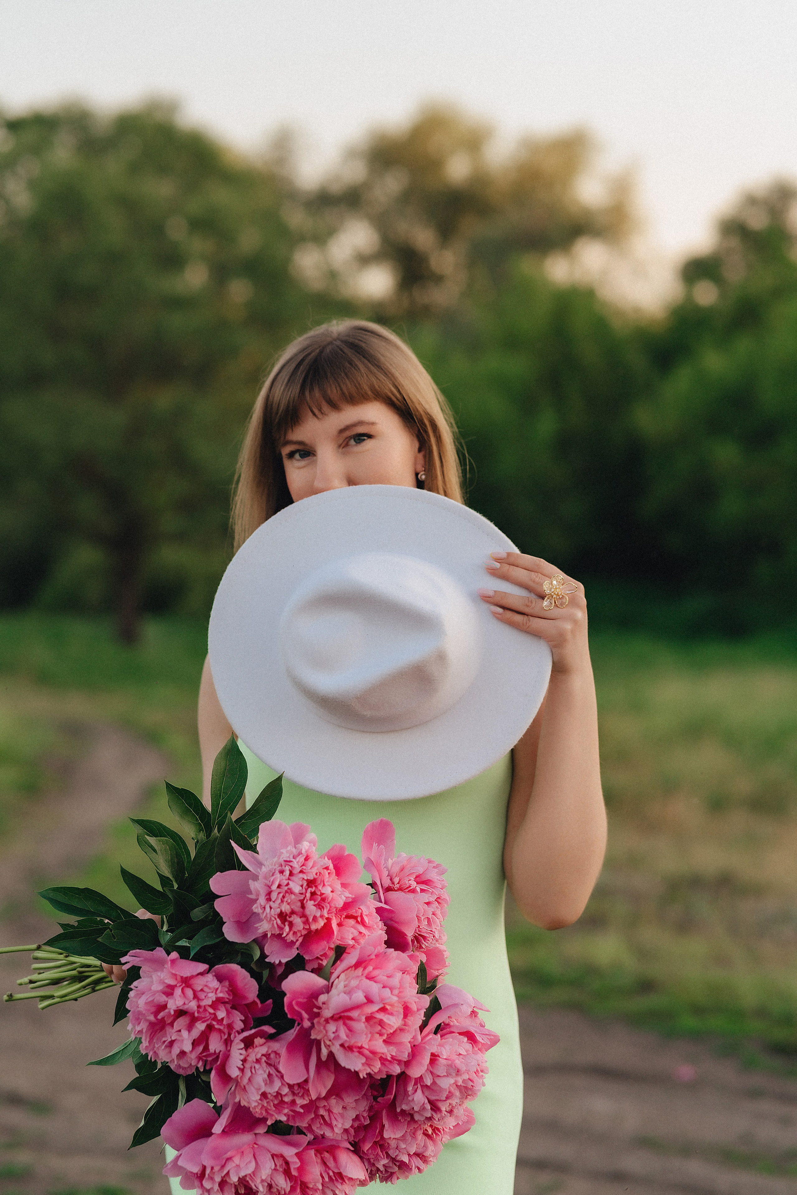 Анастасия | Съемка на закате с букетом пионов. Фотограф Карина Шмулёва. Воронеж и область