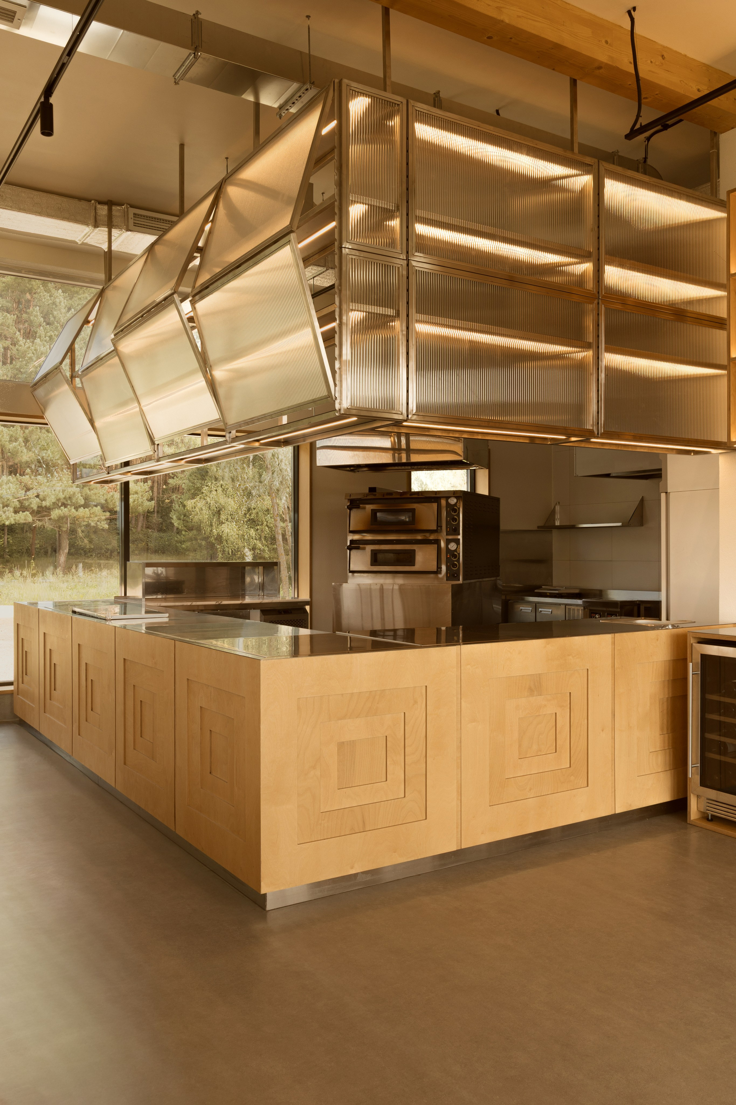 Модернистское кафе-пиццерия на природе: проект FruitDesign с акцентом на созерцание. Интерьерный фотограф в Нижнем Новгороде и Москве Владимир Гудков