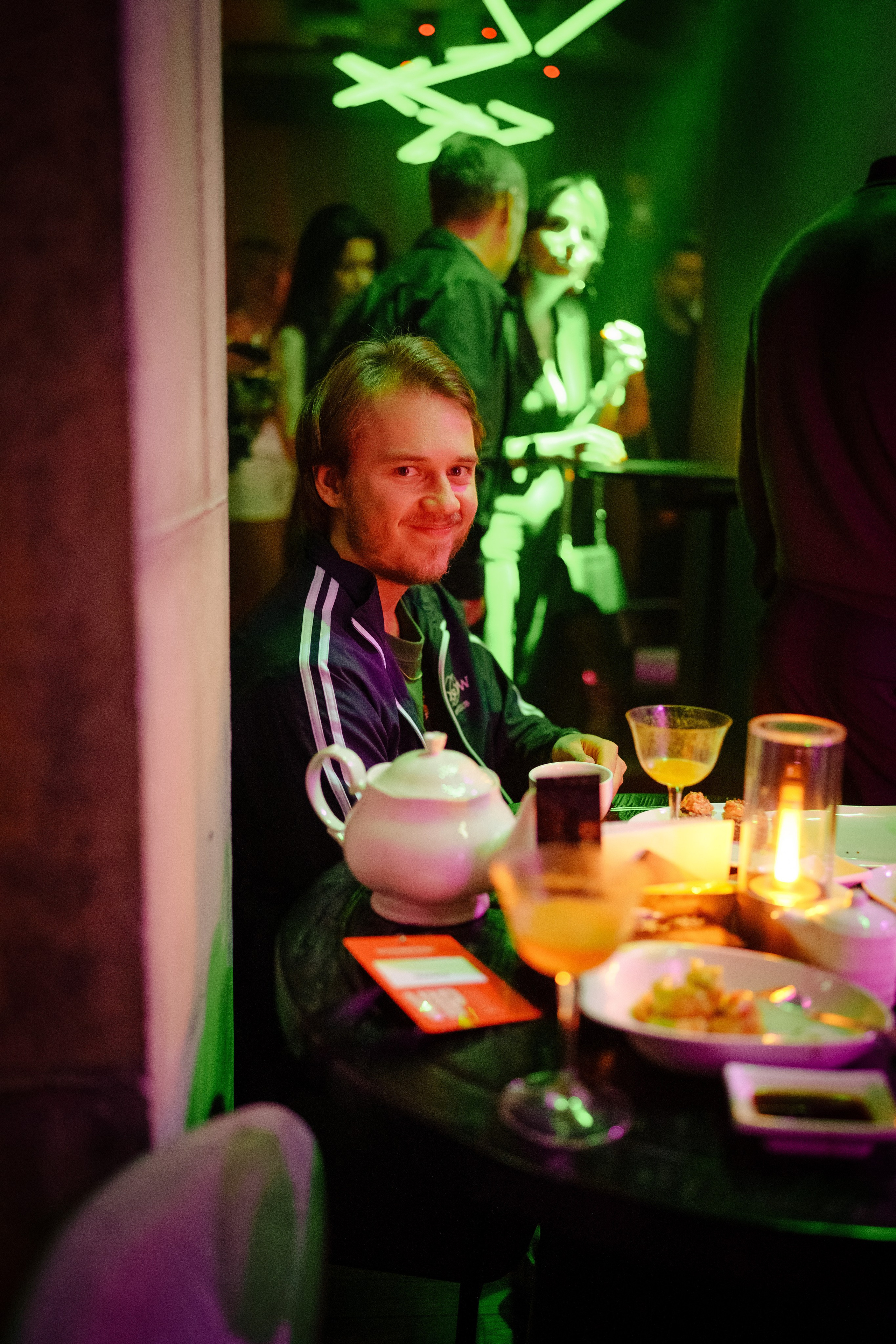 Вечеринка OSNOVATELI.LIVE репортажный фотограф Саша Дружинина. Репортажный фотограф в Москве Саша Дружинина