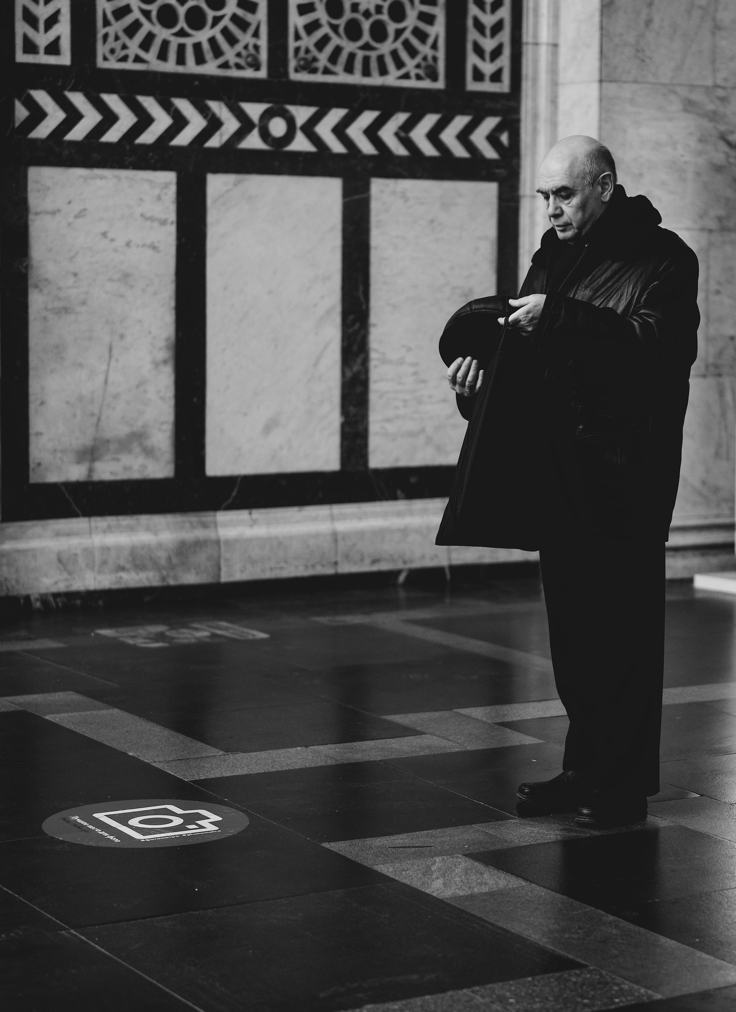 Мужчина с шапкой в метро