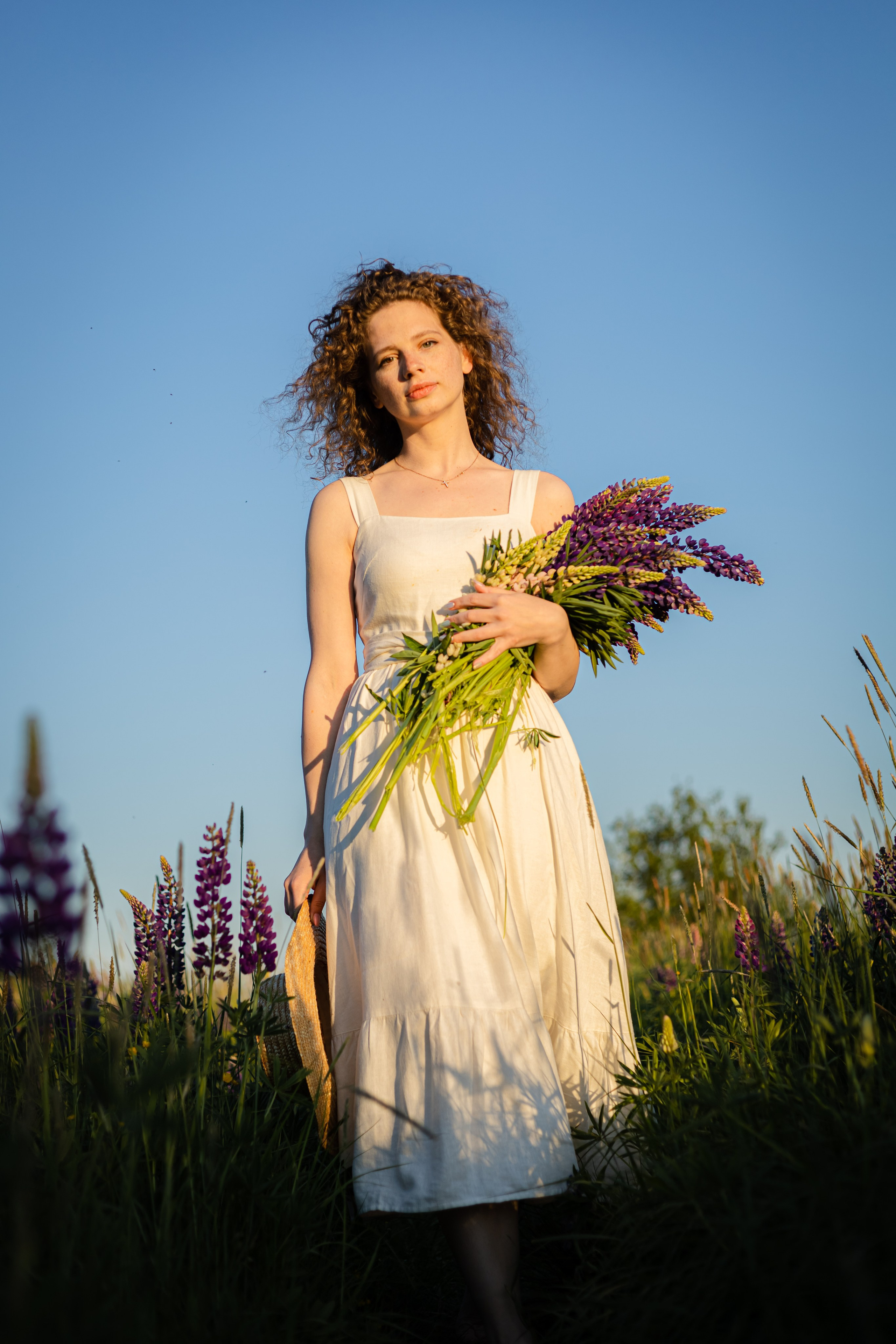 Ирина в люпинах. Женская фотосессия в поле люпинов. Семейный и детский фотограф в Санкт-Петербурге Павлова Елена