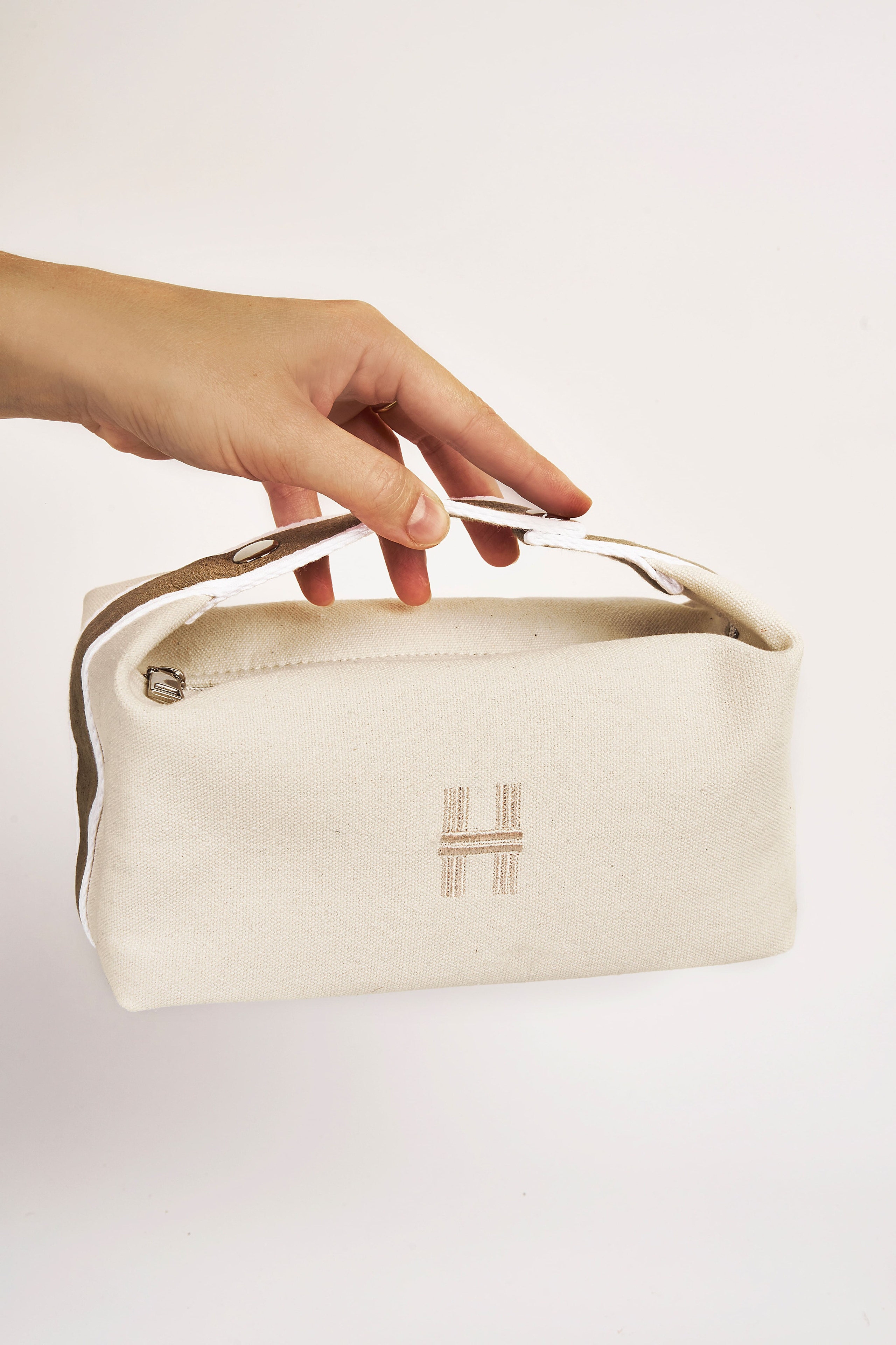 Предметная съемка аксессуара с яркими деталями на белом фоне.