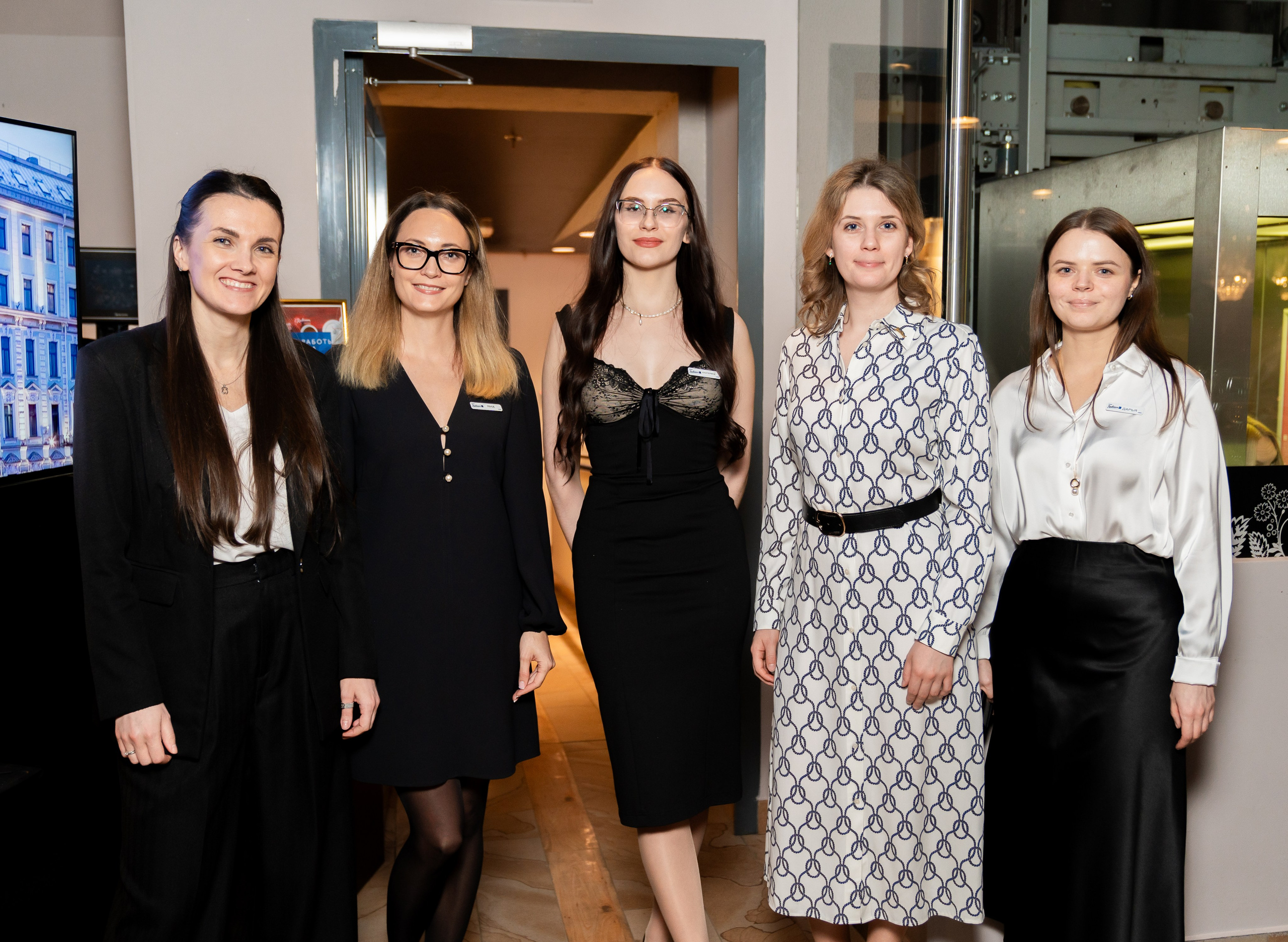 Команда организаторов или сотрудниц на мероприятии Radisson Sonya. Фотограф Евгений Мальцев.