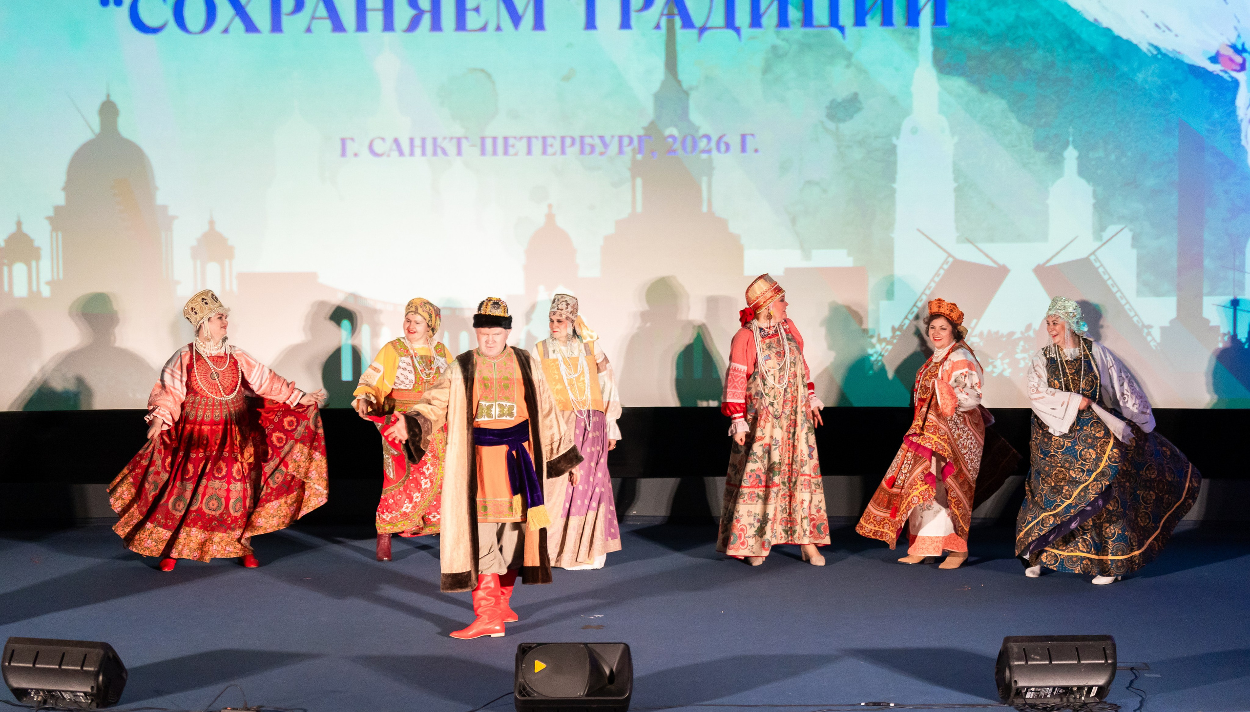 Большой коллектив участников XII Международного фольклорного фестиваля «Сохраняем традиции» в народных костюмах. Санкт-Петербург, 2026. Фото: Мальцев Евгений.