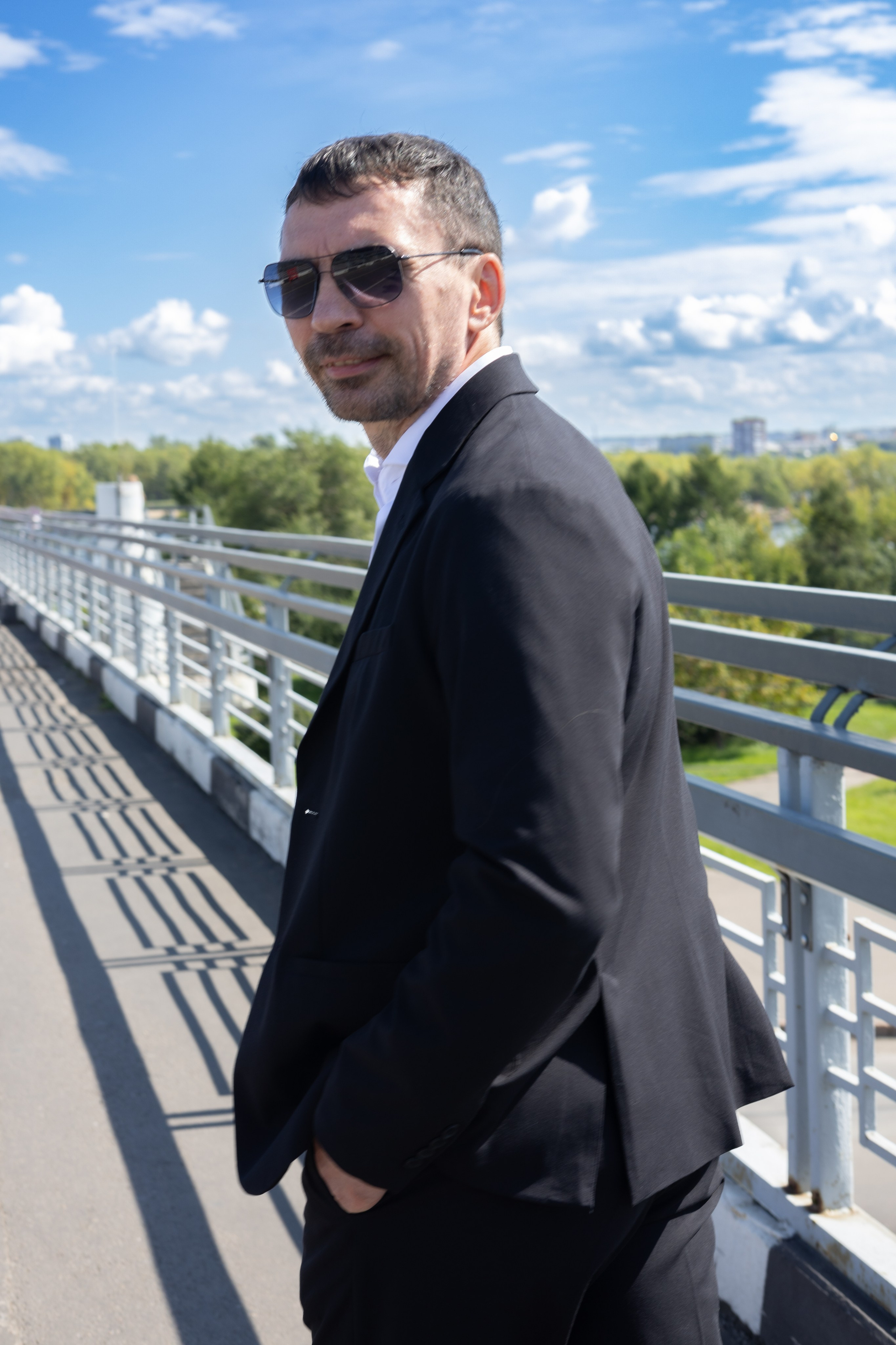 МУЖСКИЙ ПОРТРЕТЫ УЛИЦА. Фотограф Красноярск съемки лавстори, фотосессия в студии, портретная съемка, творческие фотосессии