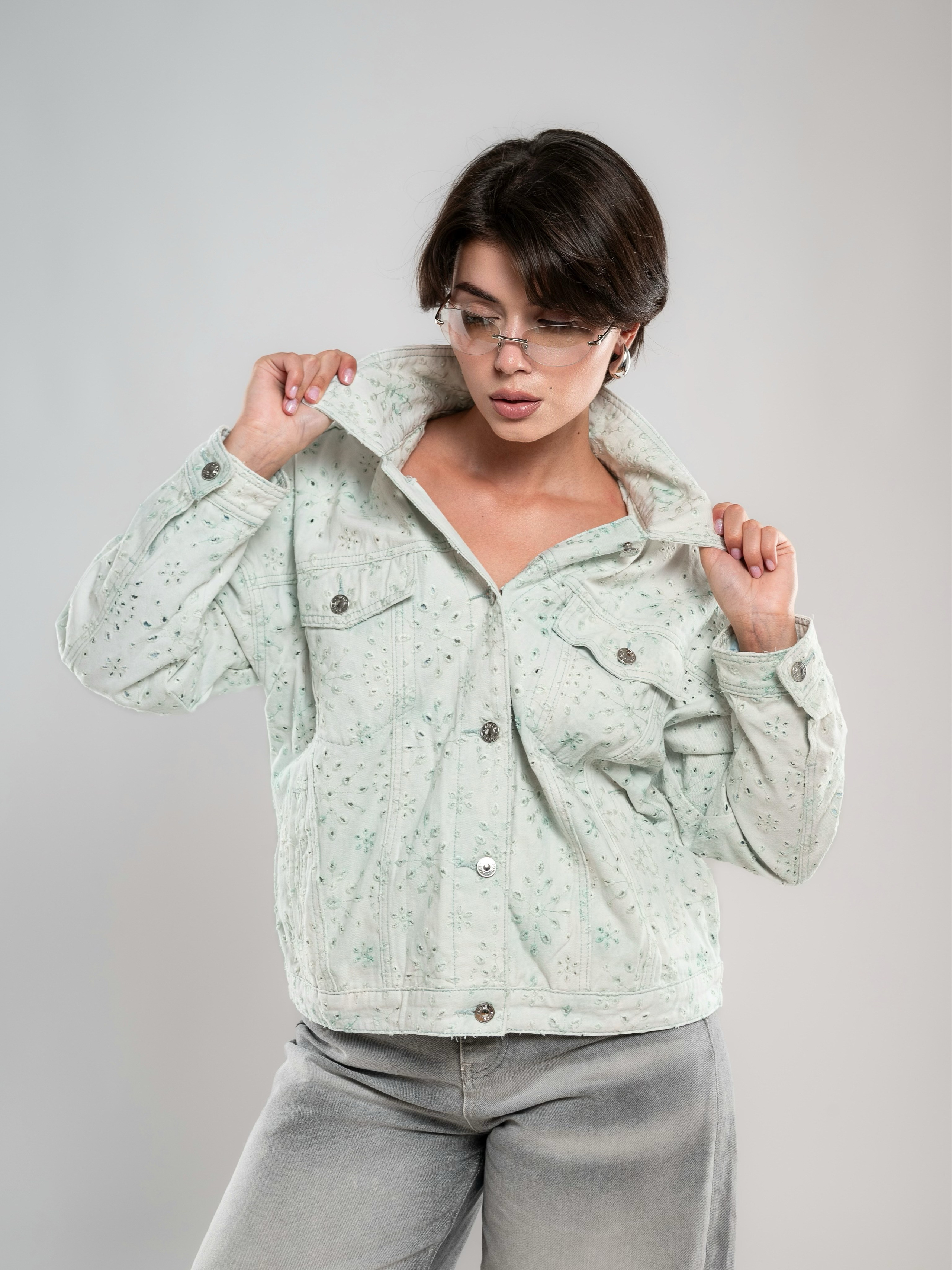 Джинсовые куртки на 2х моделях. Предметный фотограф, фото для маркетплейсов Пятигорск, КМВ