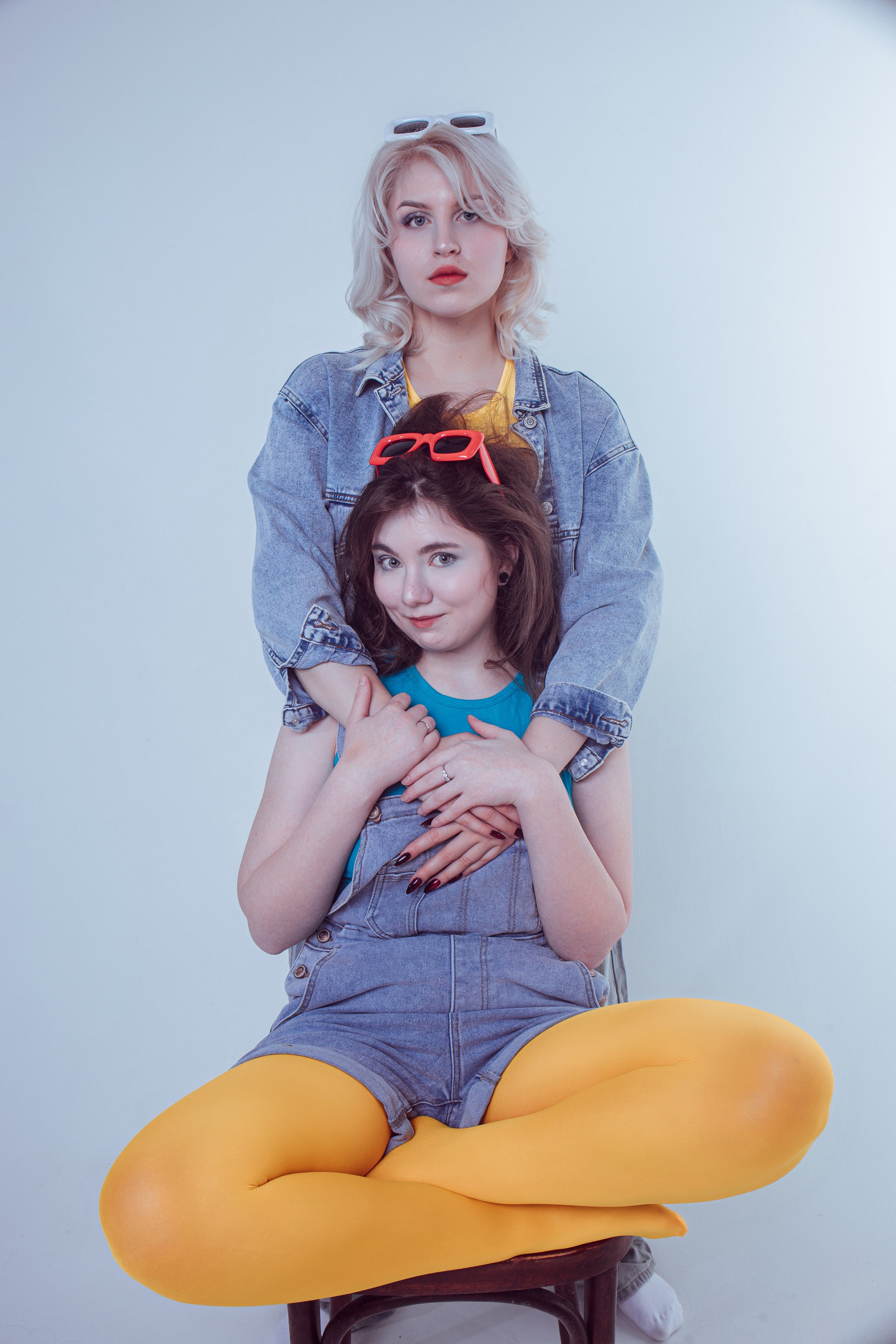 Джинсы порезаны Лето три полоски на кедах. Главная