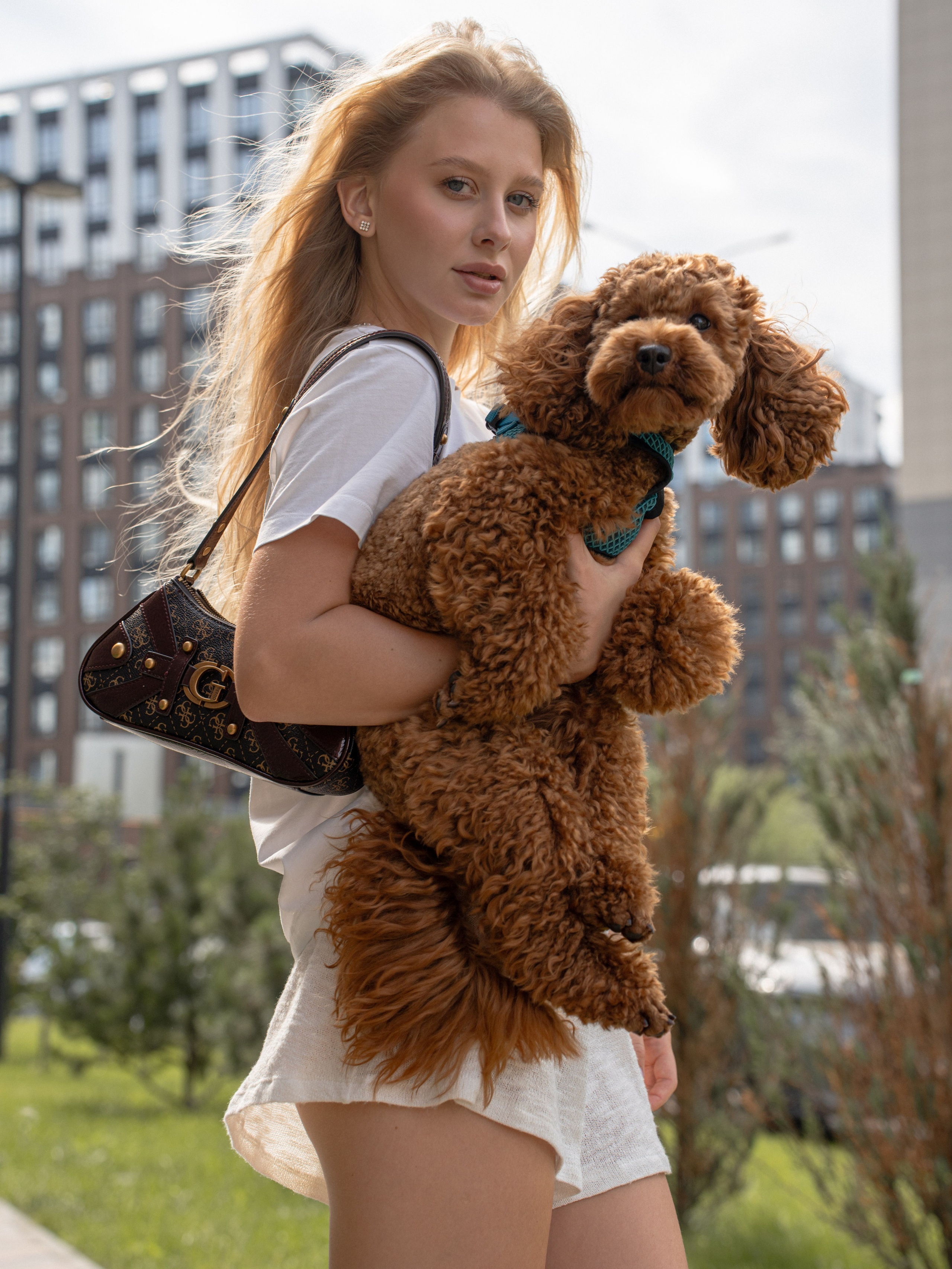 Street-style фотосессия девушки с собакой