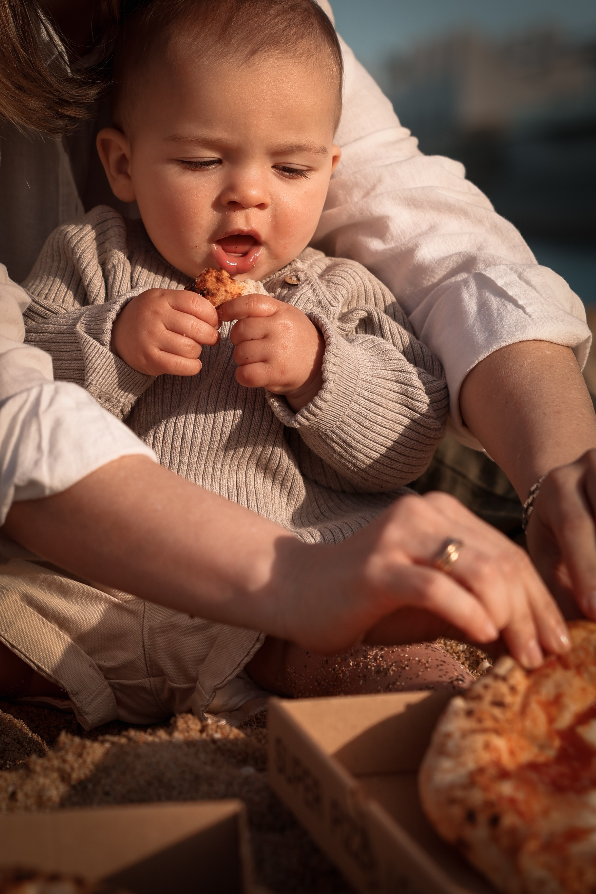 Family pizza at the sea. Natalia Zhuravleva|family, newborn, maternity photographer in Barcelona