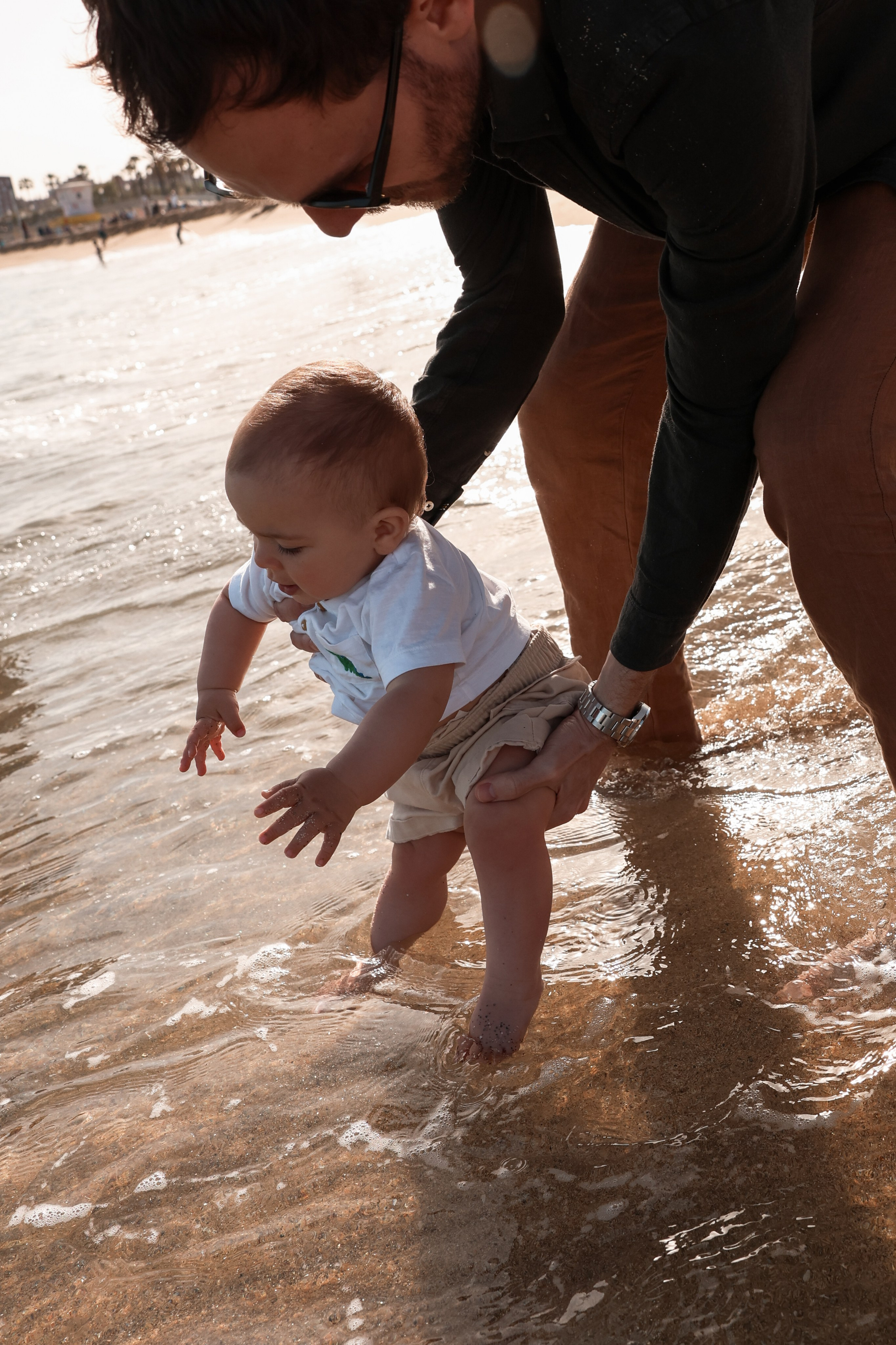 Family pizza at the sea. Natalia Zhuravleva|family, newborn, maternity photographer in Barcelona