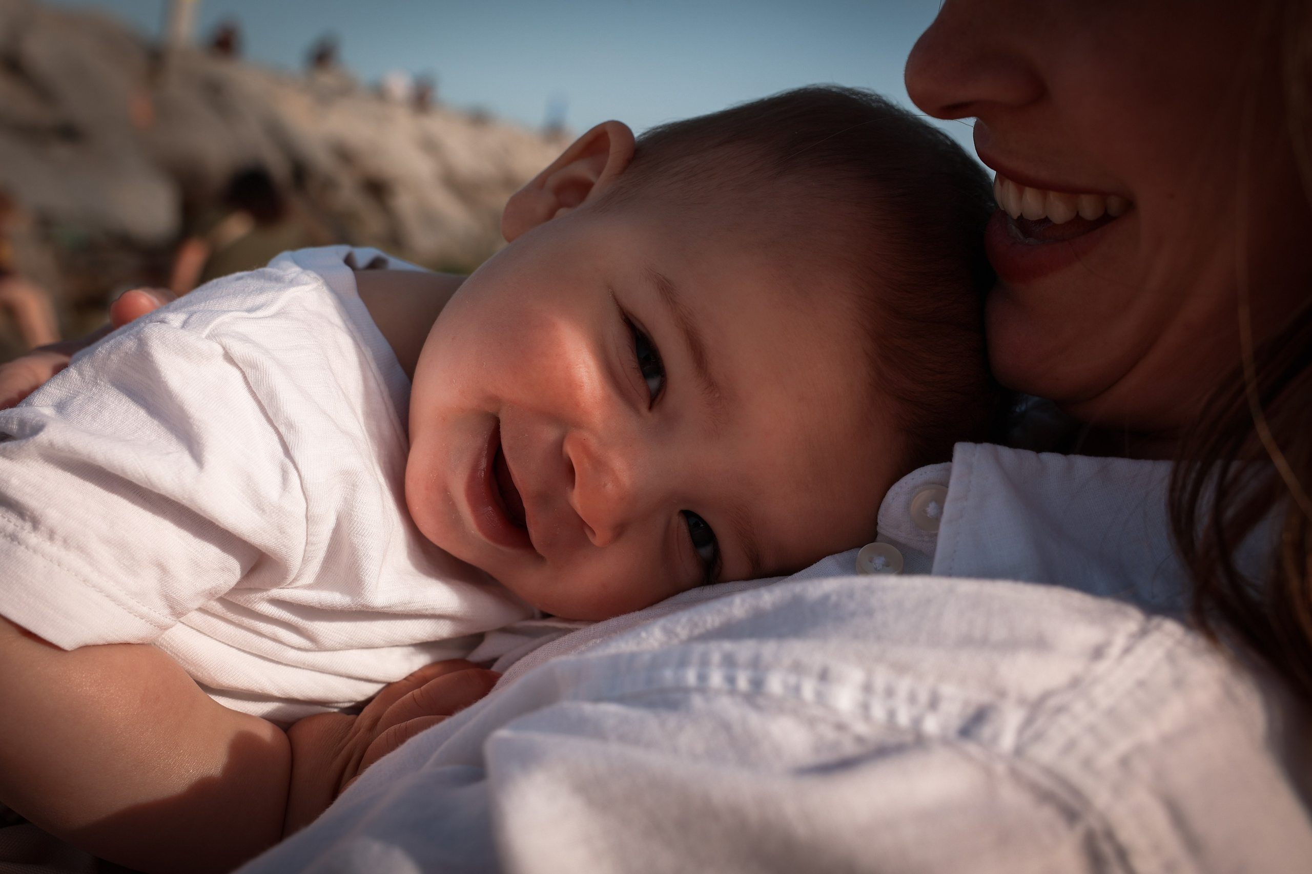Family pizza at the sea. Natalia Zhuravleva|family, newborn, maternity photographer in Barcelona