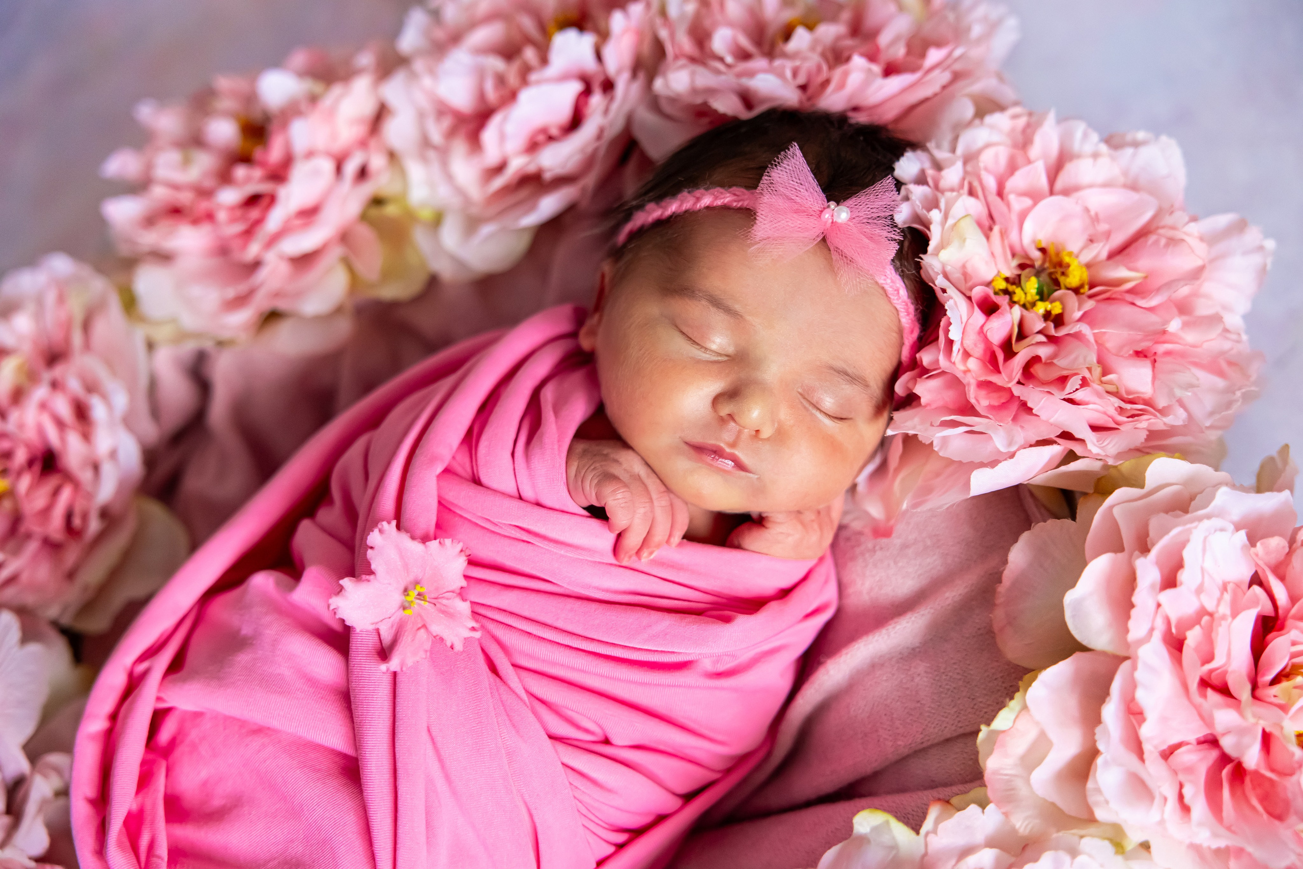 Кира в пионах. Оксана Ромашкина- семейный и ньюборн фотограф из Москвы