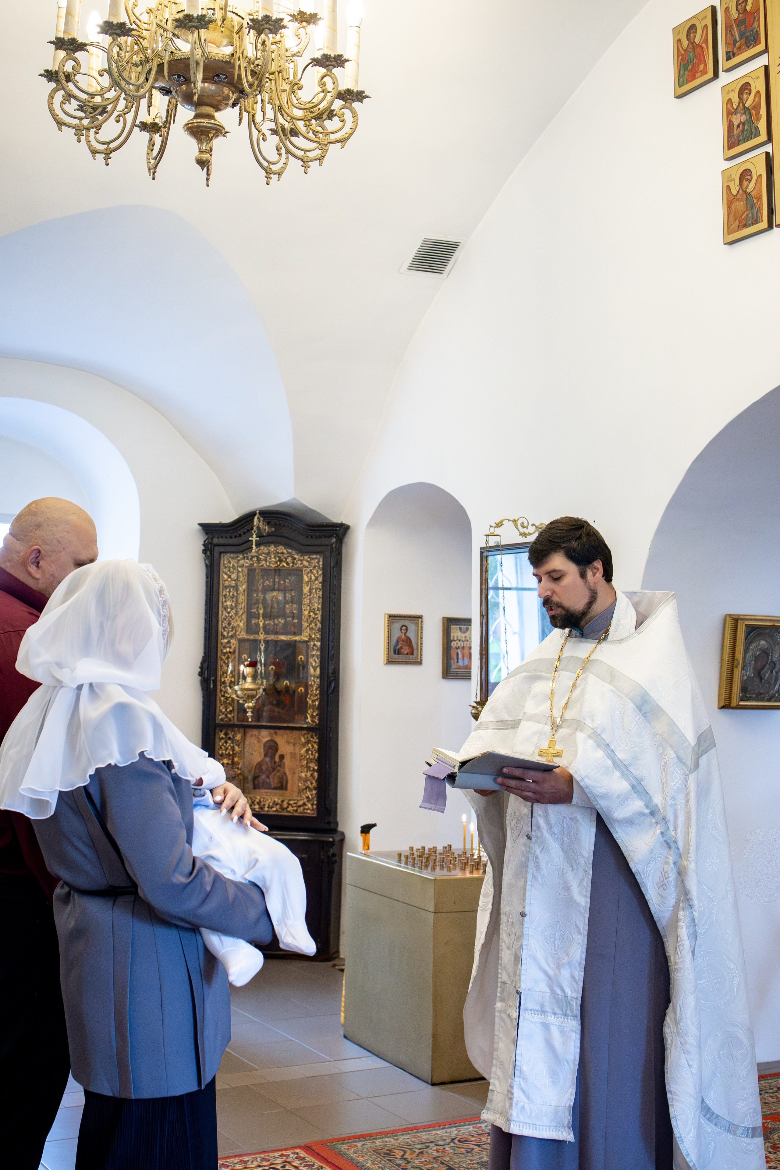 Таинство Крещения малыша в храме Воскресения Христова, с. Трубино (Калужская обл.). Надежда Стар семейный и церковный фотограф в Жукове и Калужской области