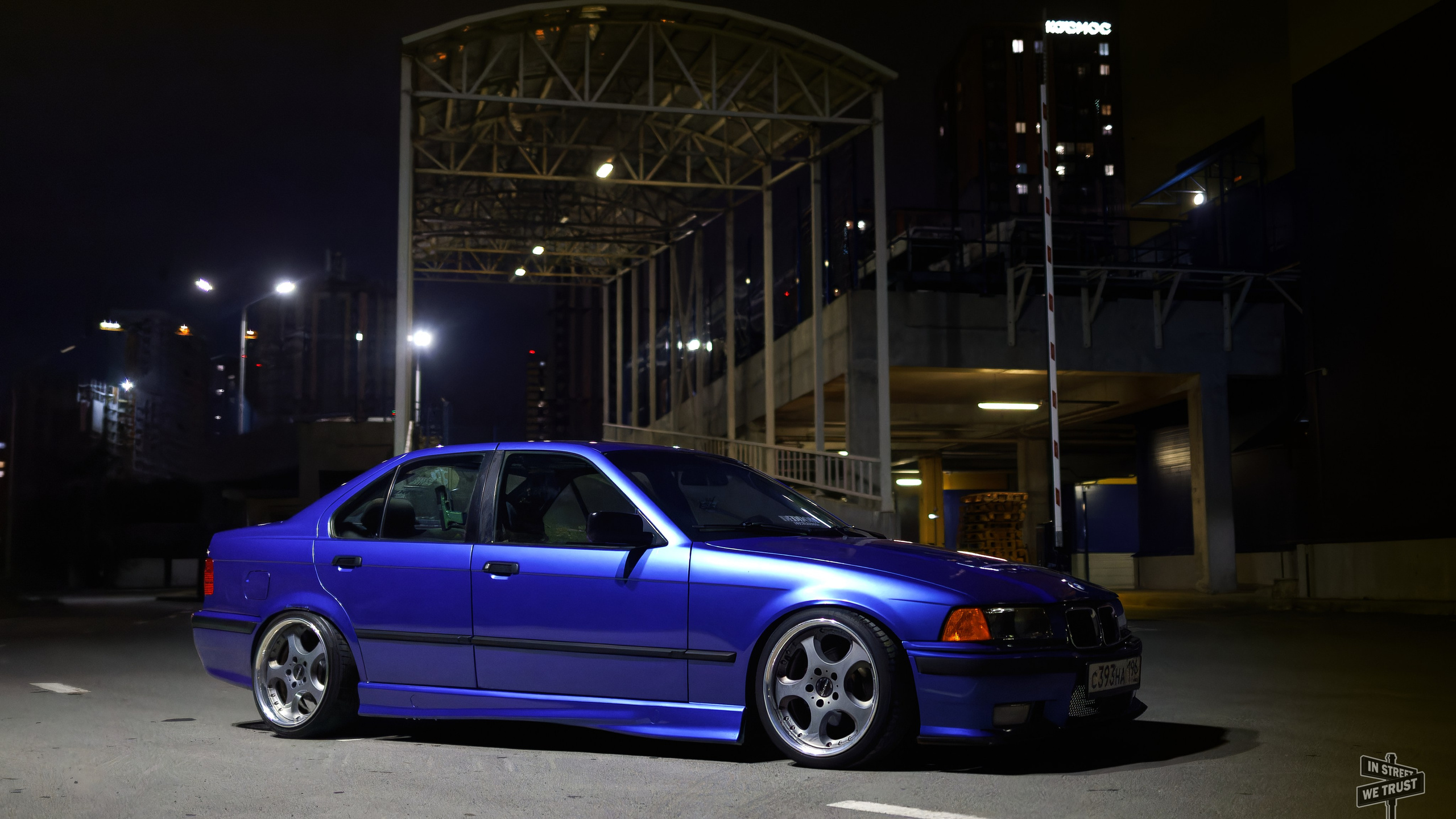 BMW E36 под уличным фонарем. IN STREET WE TRUST