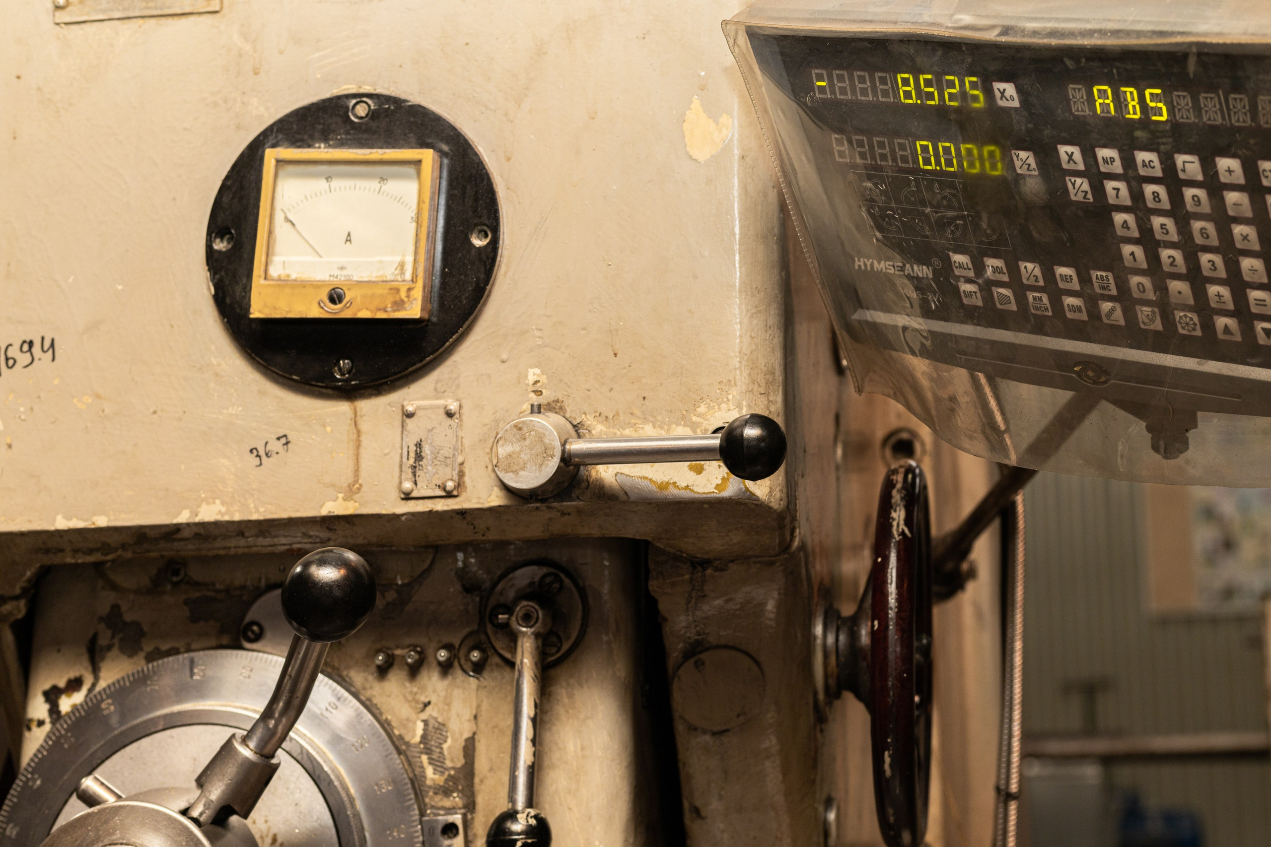 "Промышленная фотосъёмка производственного процесса: сварка, сборка, упаковка."