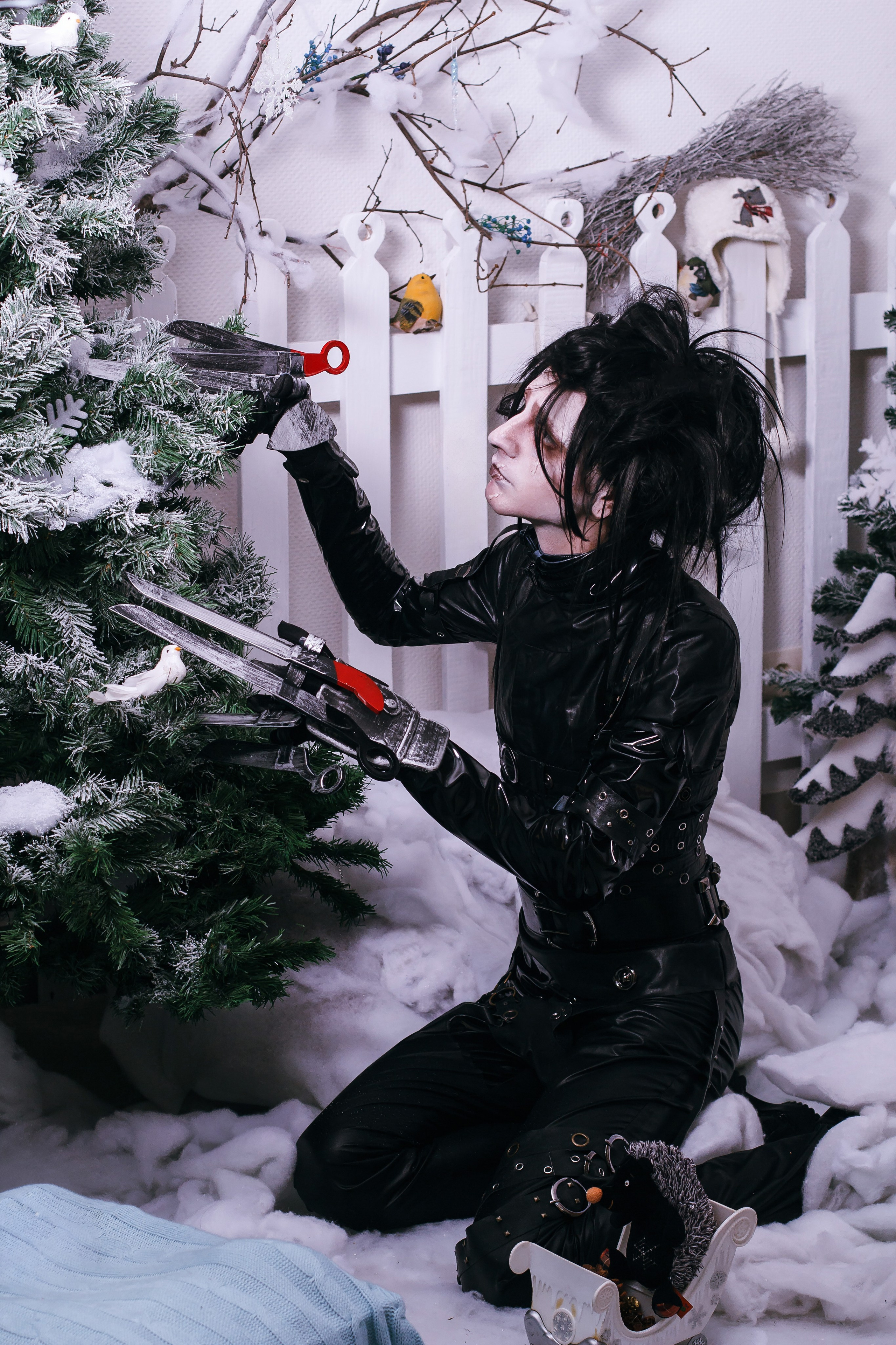Новогодний косплей. Персонаж у ёлки - Edward Scissorhands