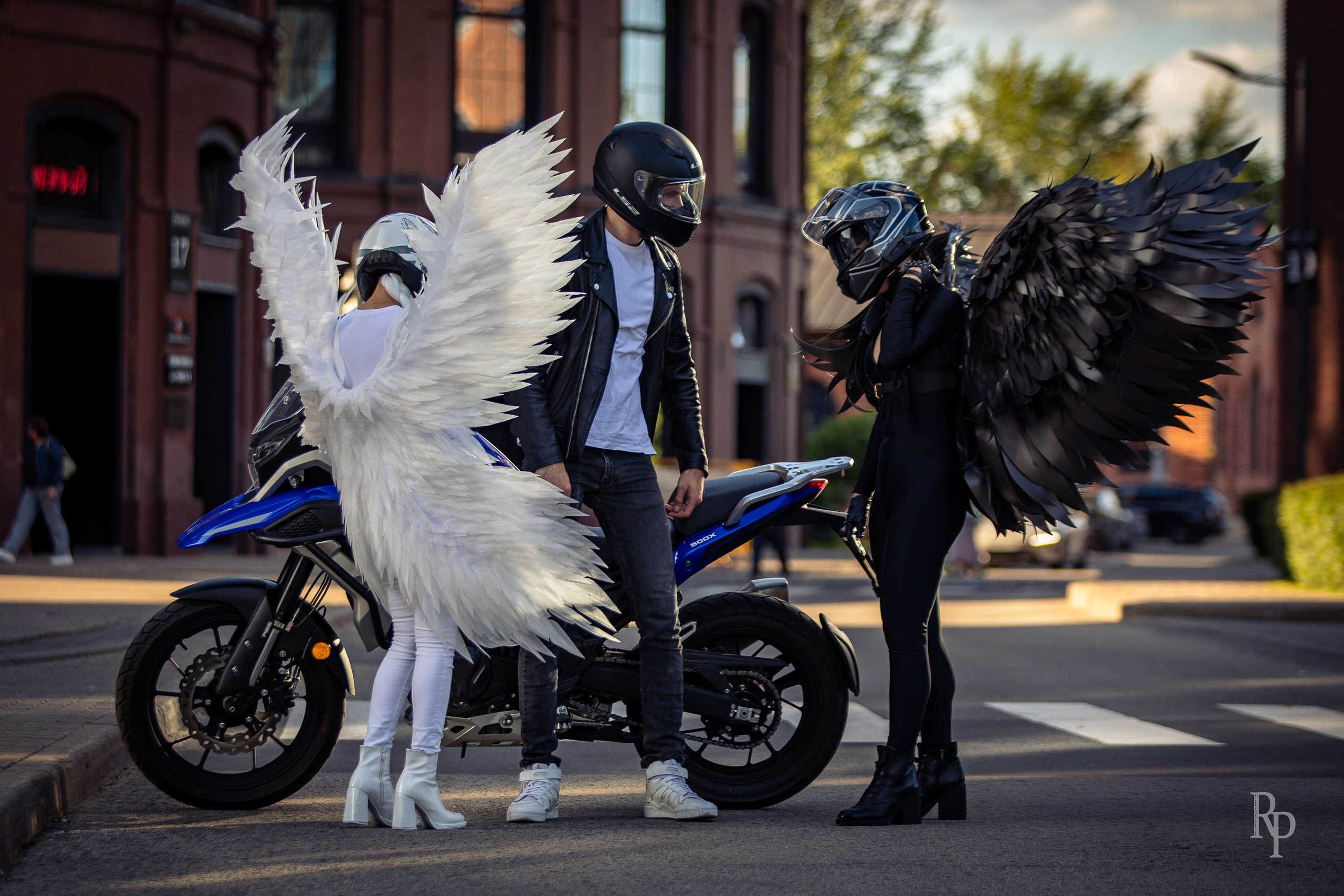 «Angel and demon». Rusty Photographer