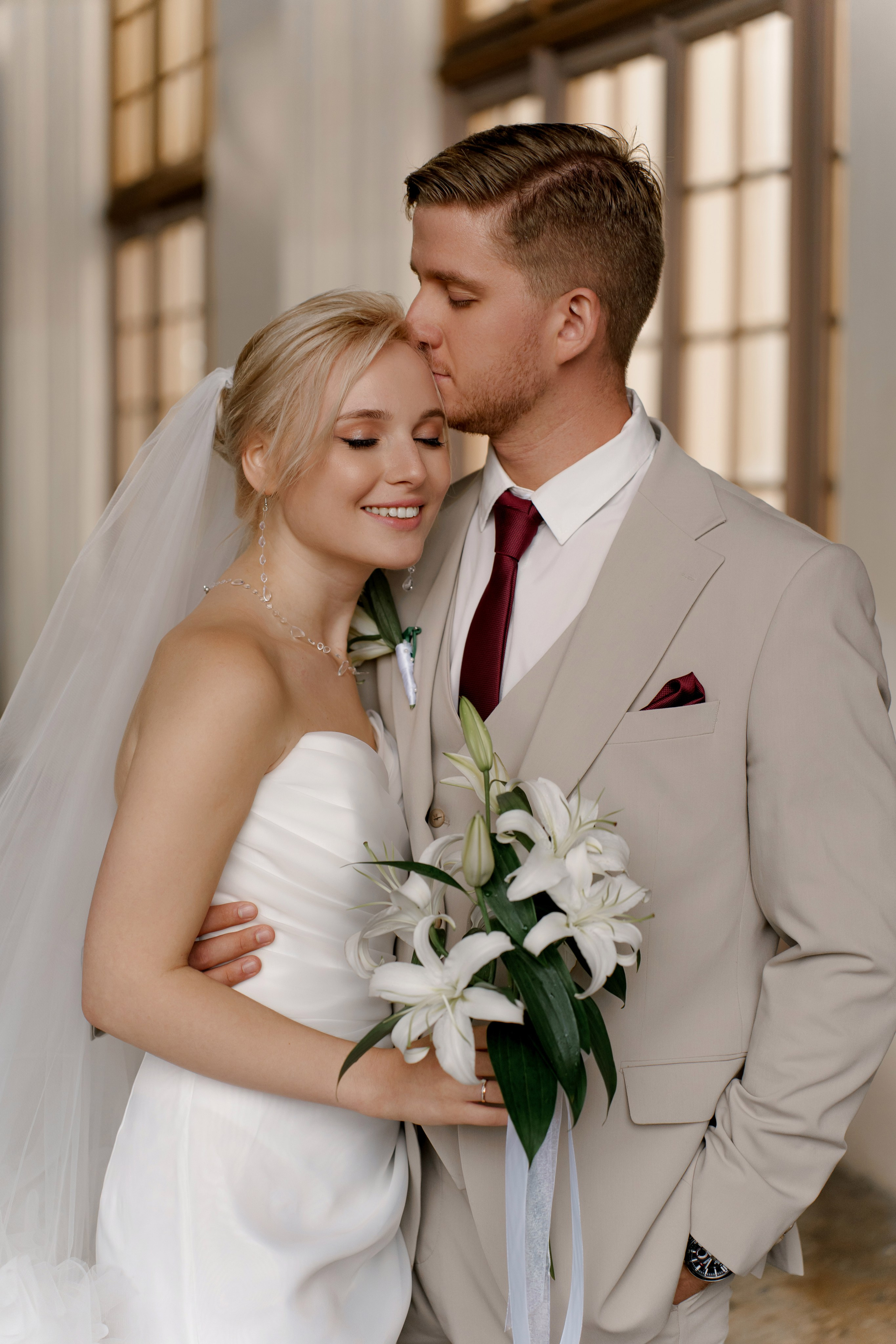 Свадьба в Санкт-Петербурге, фотосессия на прогулке, Крупный портрет невесты и жениха, с букетом цветов на вокзале в Павловске.