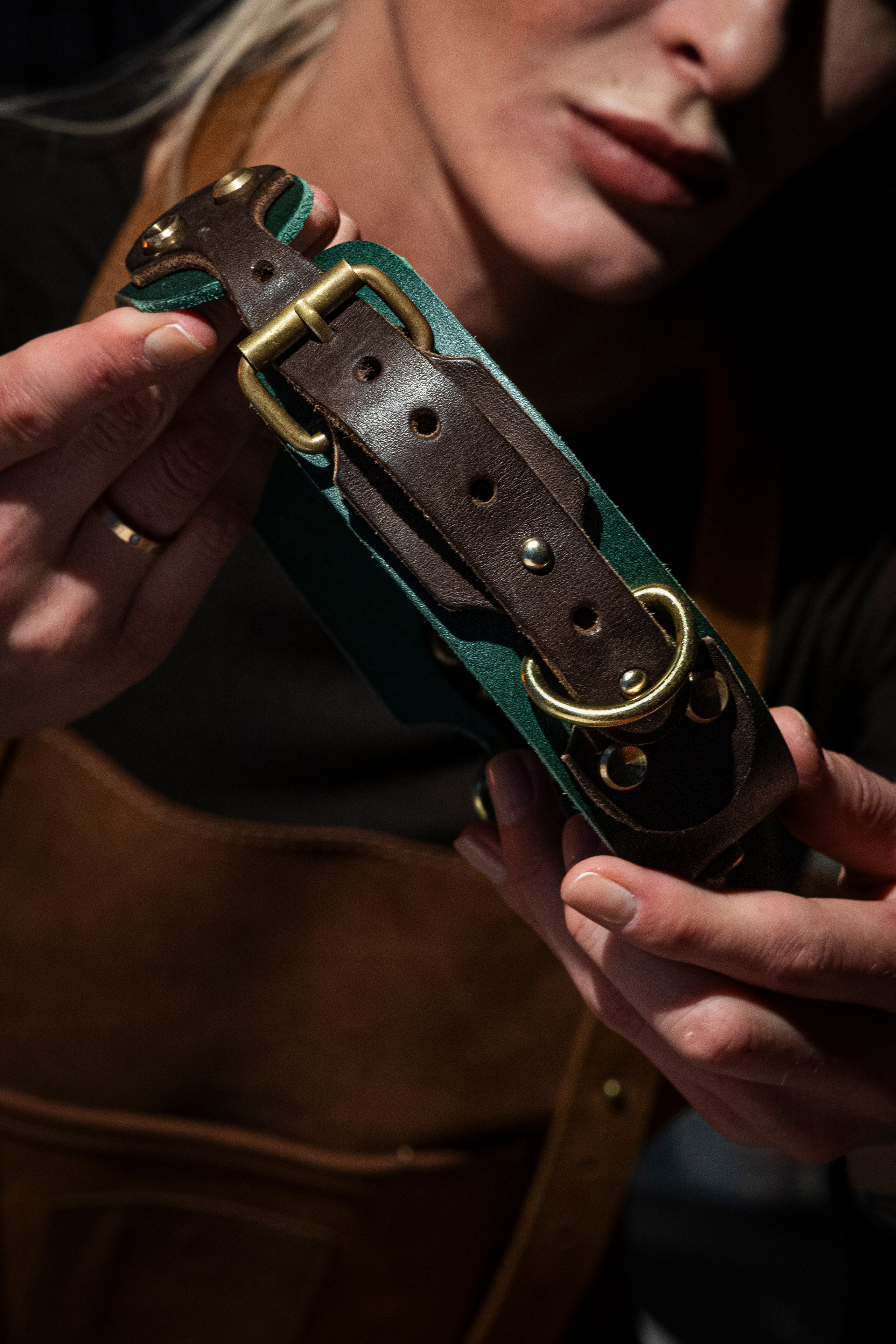 Девушка осматривает готовое изделие при естественном свете, оценивает качество.