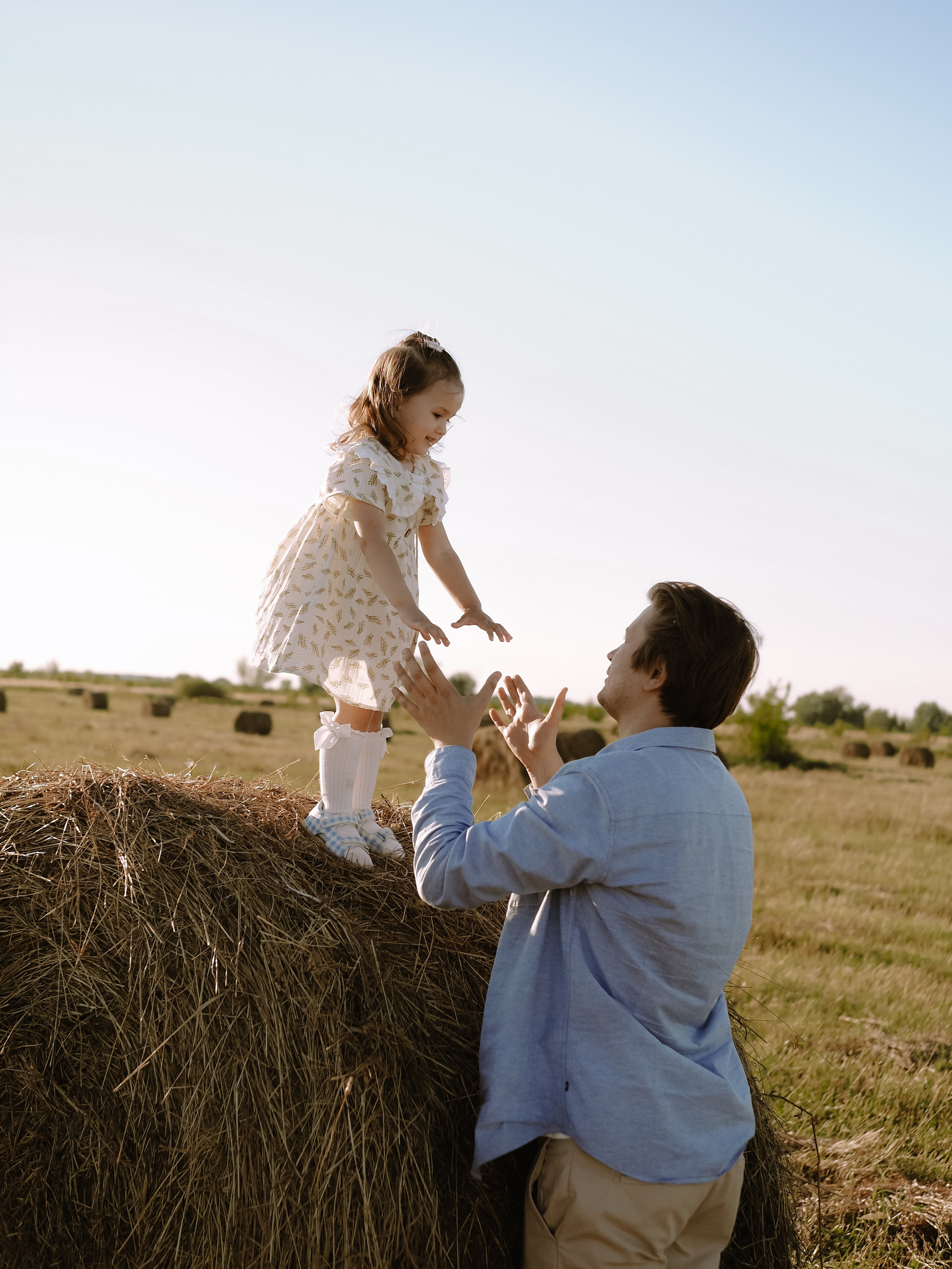 Гоняться по полю на тачке с мамой и папой. Обижаться. Смеяться. Фотограф Рязань. Семейный Свадебный фотограф