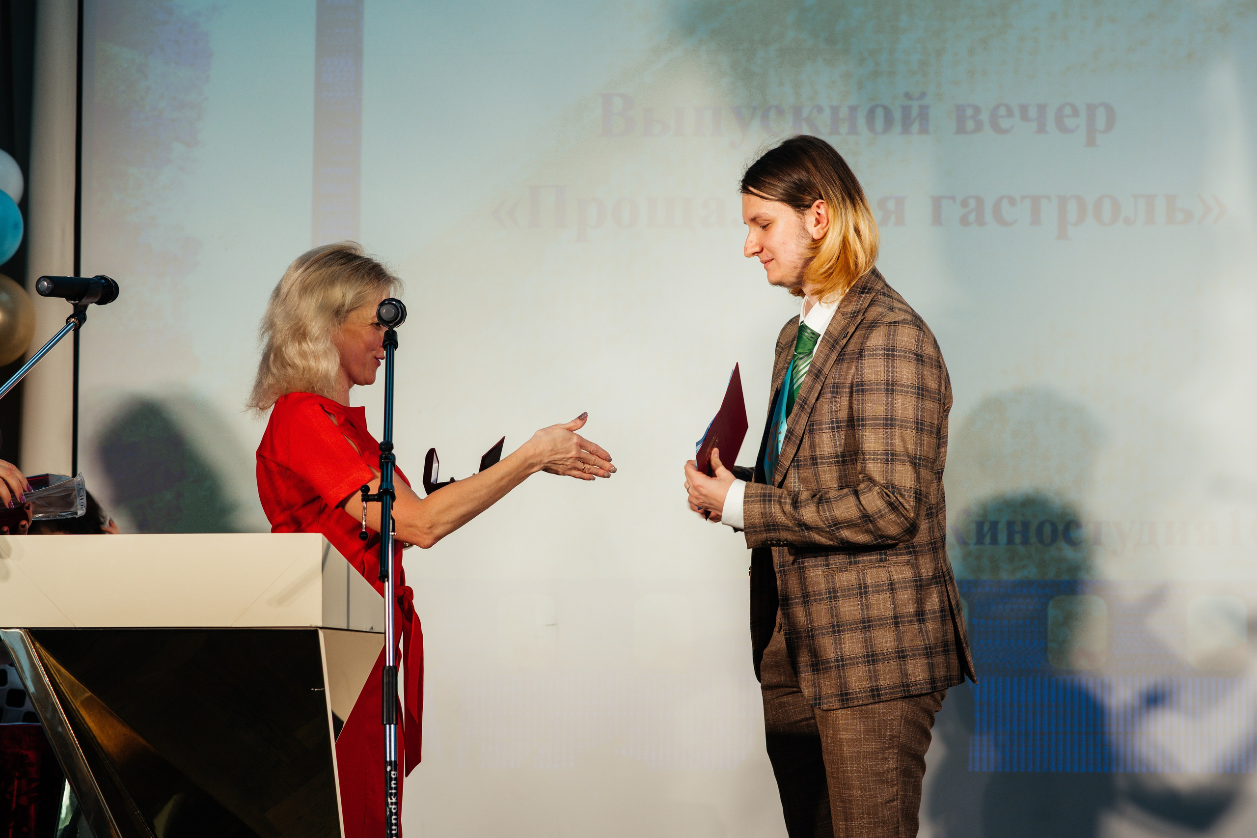 Вручение аттестатов. Выпускные альбомы в Подольске Москве и МО