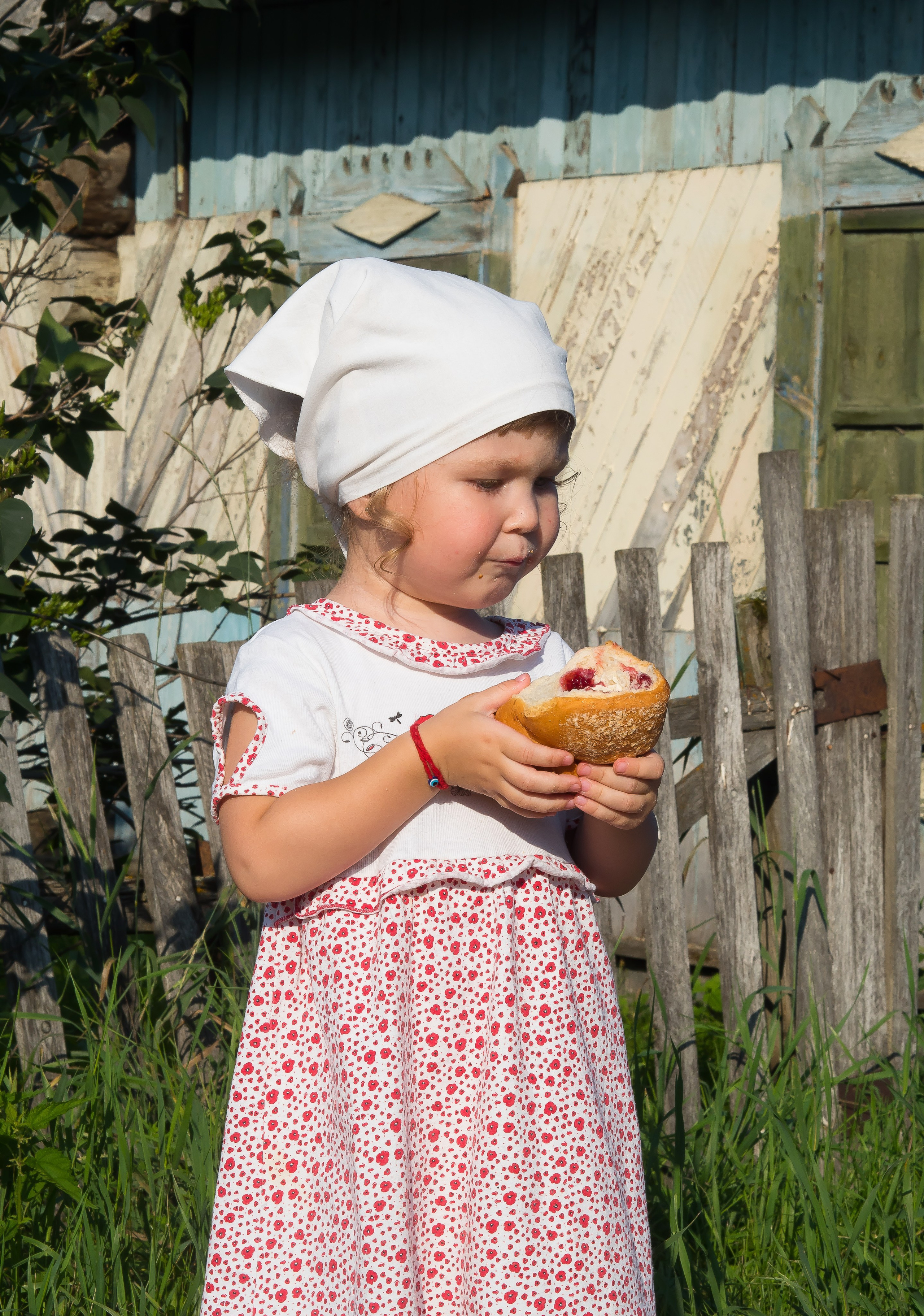 С подружкой в деревушке. Семейный детский фотограф в Красноярске Скачкова Юлия