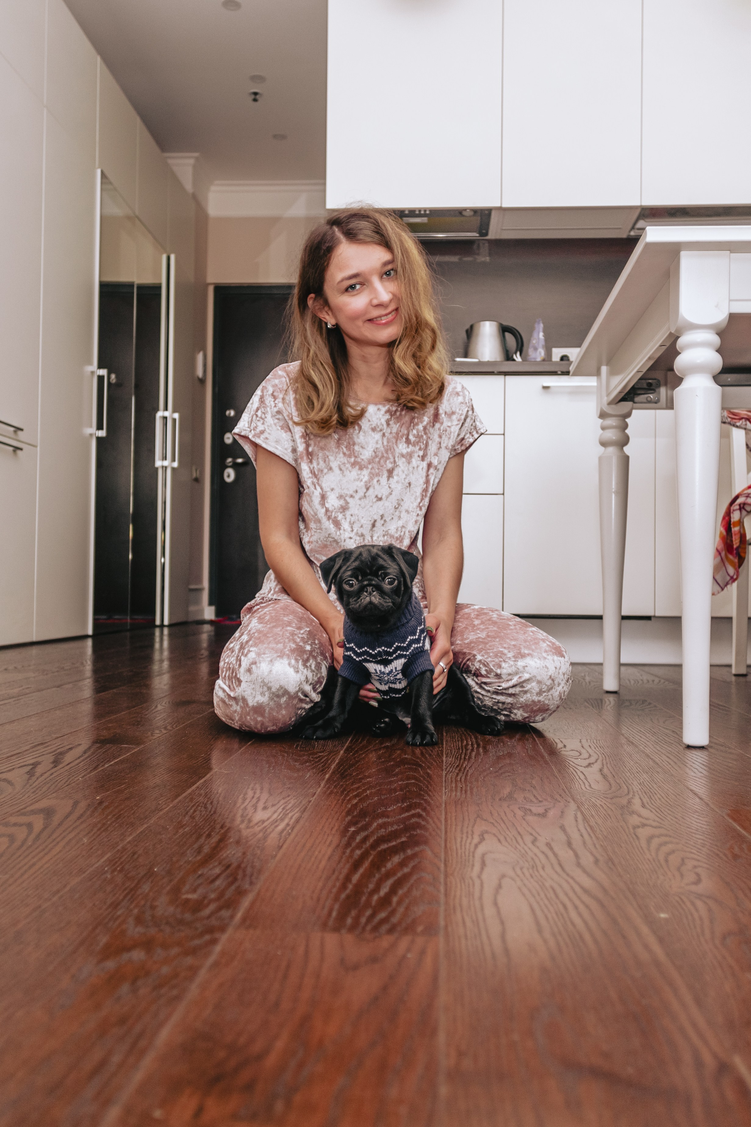 Домашняя фотосессия Оли и двух ее мопсов. Фотограф-анималист Татьяна Степанова