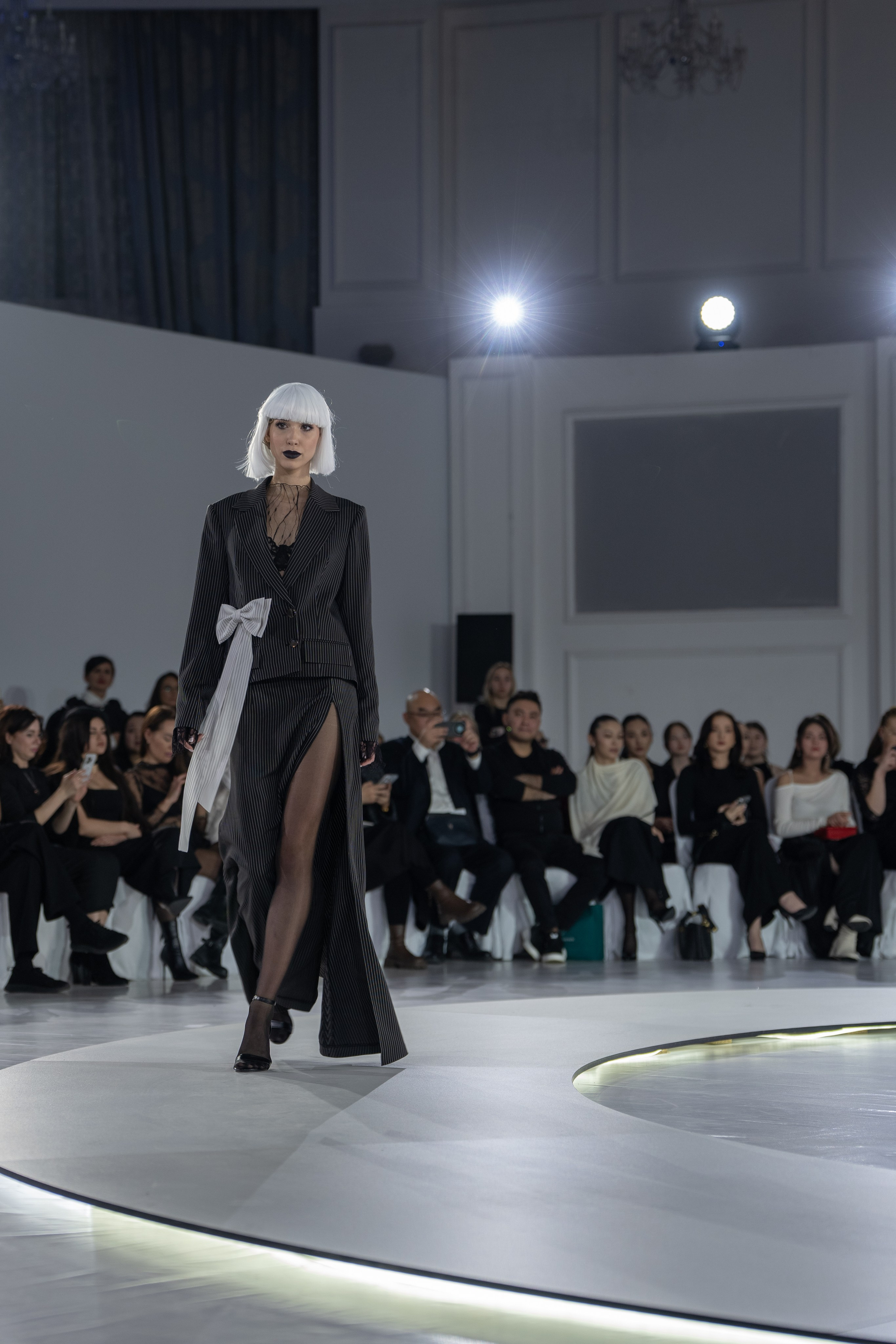 Дизайнер Umed Kuchkaliev. Сайт Алматинского НЮ АРТ, будуар и фэшн фотографа Дениса Карпенко