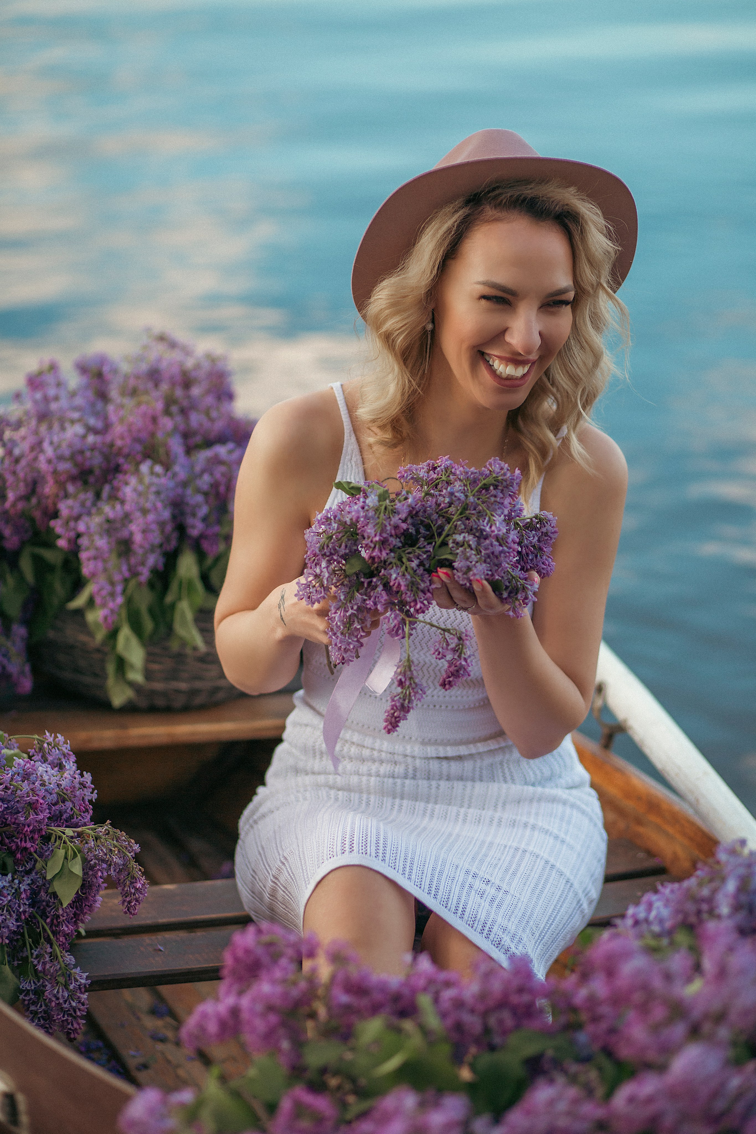 Яна в лодке с сиренью. Фотограф Ольга Бобб Нижний Новгород