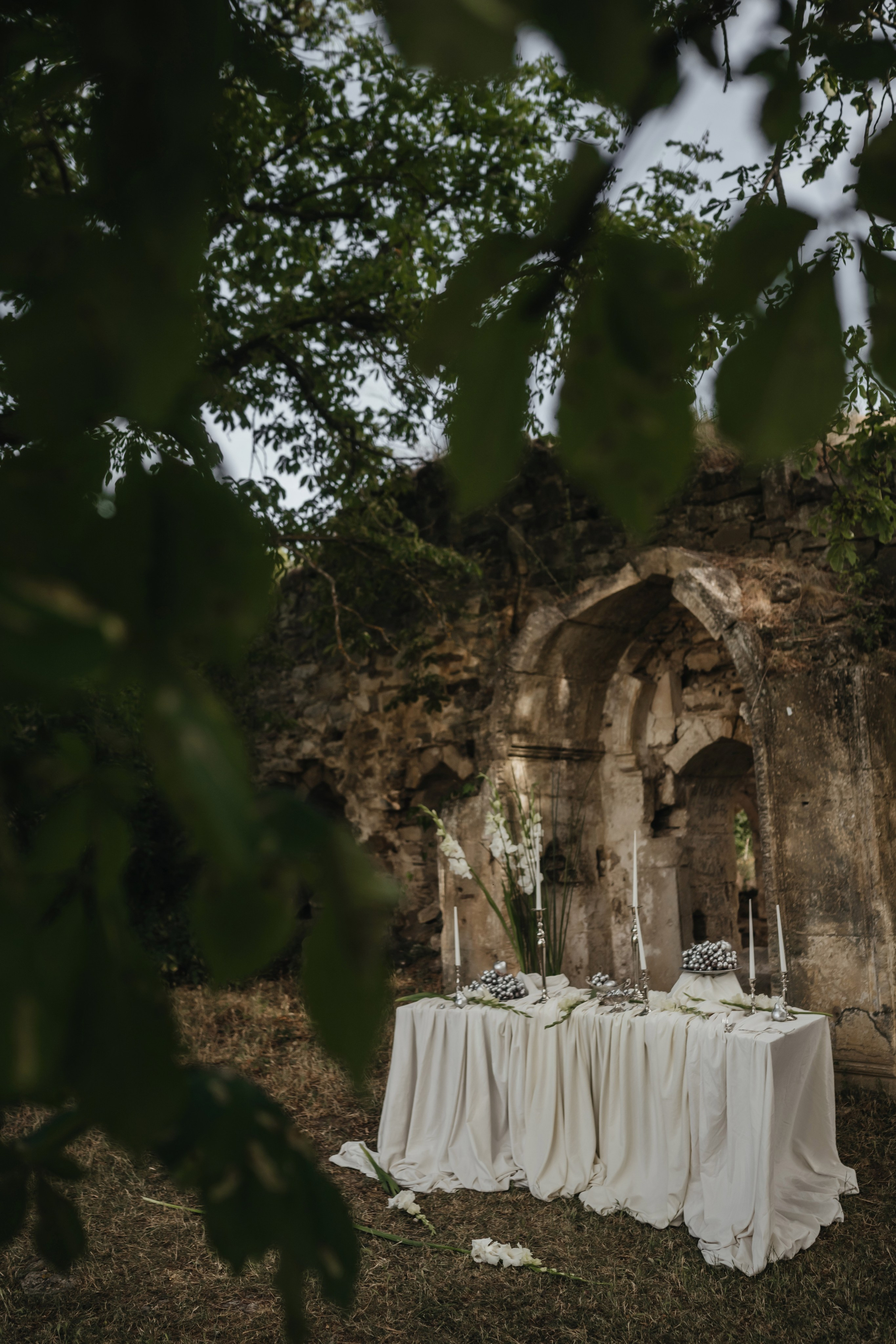 свадебный декор в Крыму в заброшенной церкви