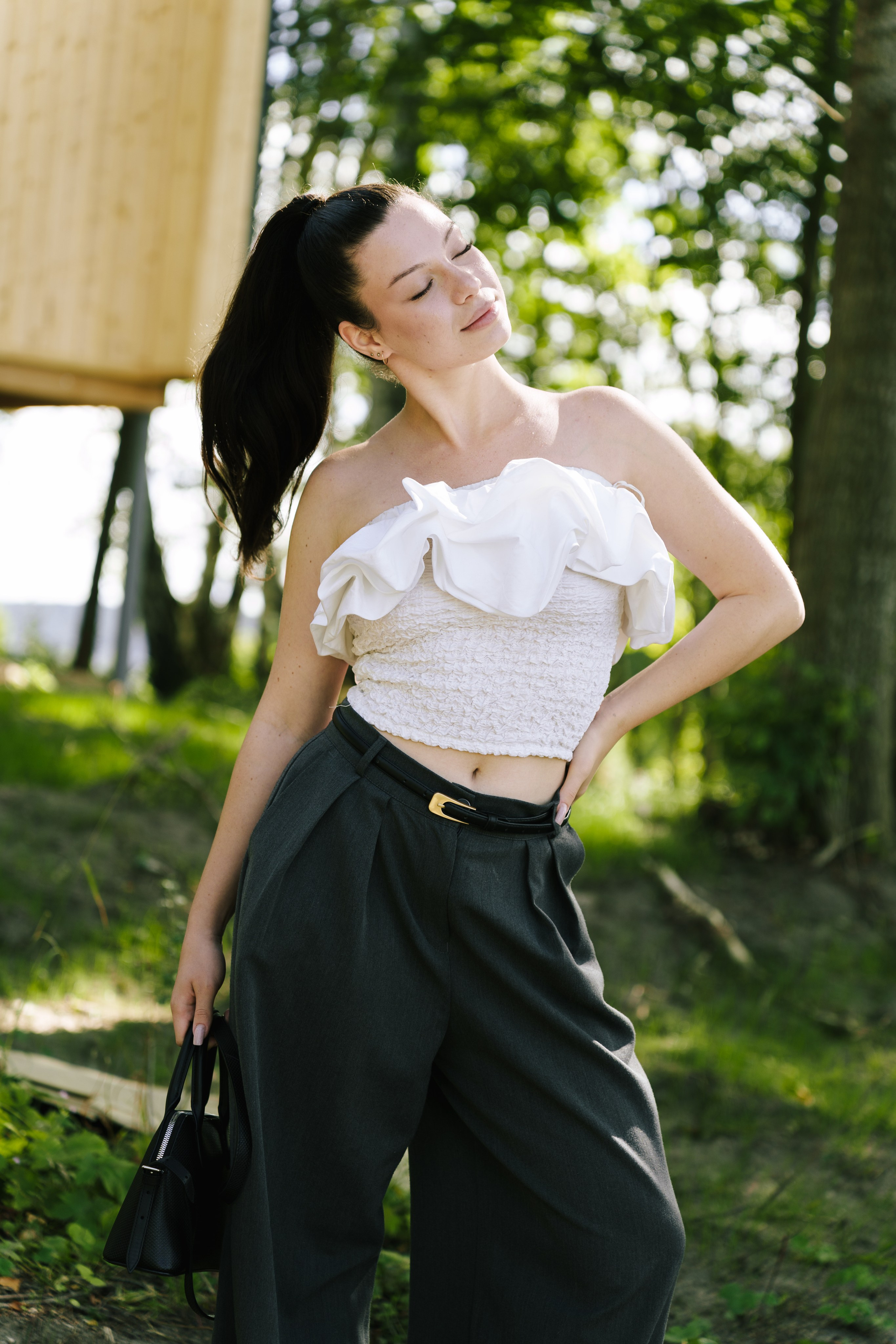 Портретная уличная дневная съемка девушки на фоне деревянных домиков. Репортажный, свадебный и портретный фотограф в Казани | Ринат Миниханов