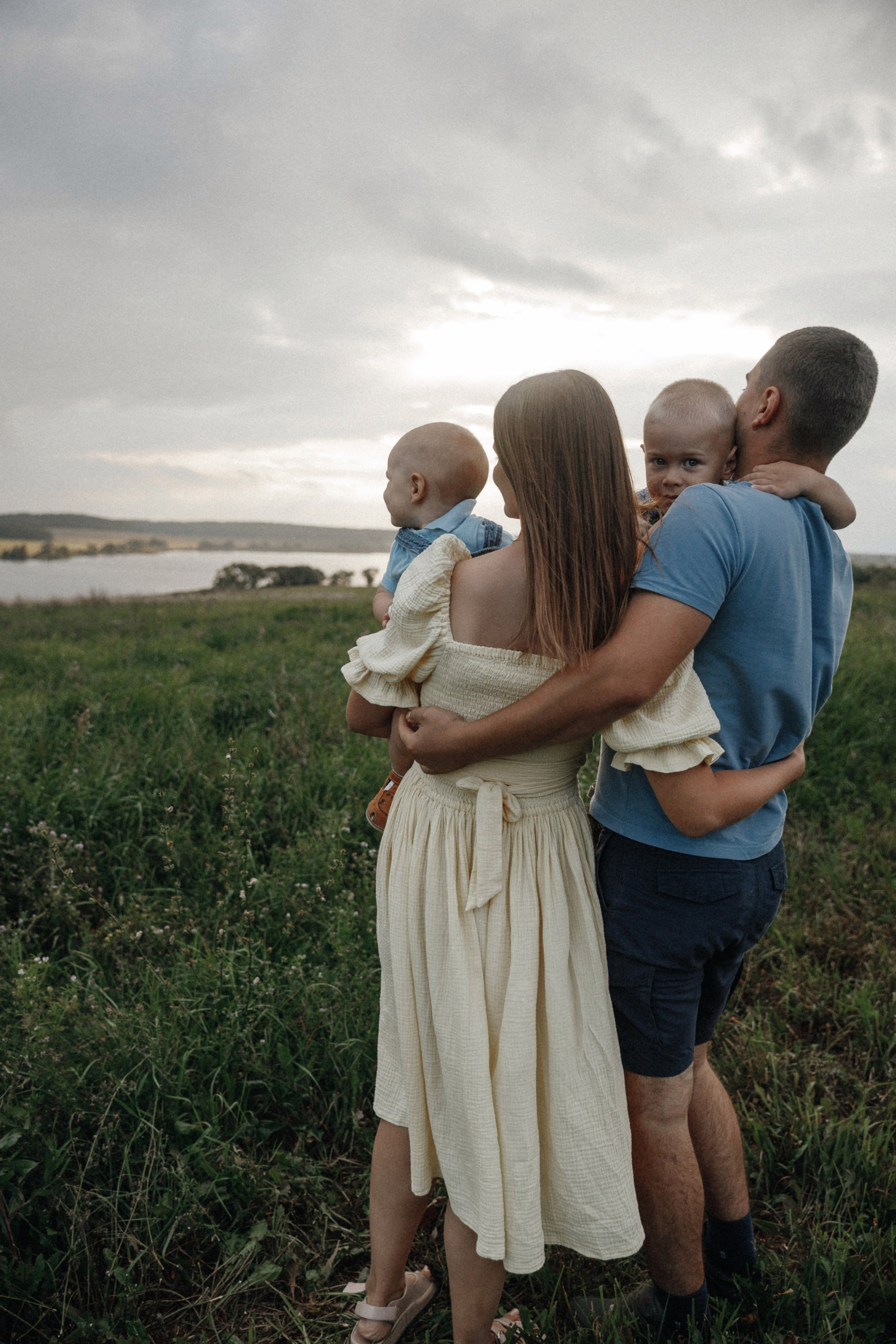 Семейная фотосессия в поле. Фотограф во Владимире Татьяна Бабикова
