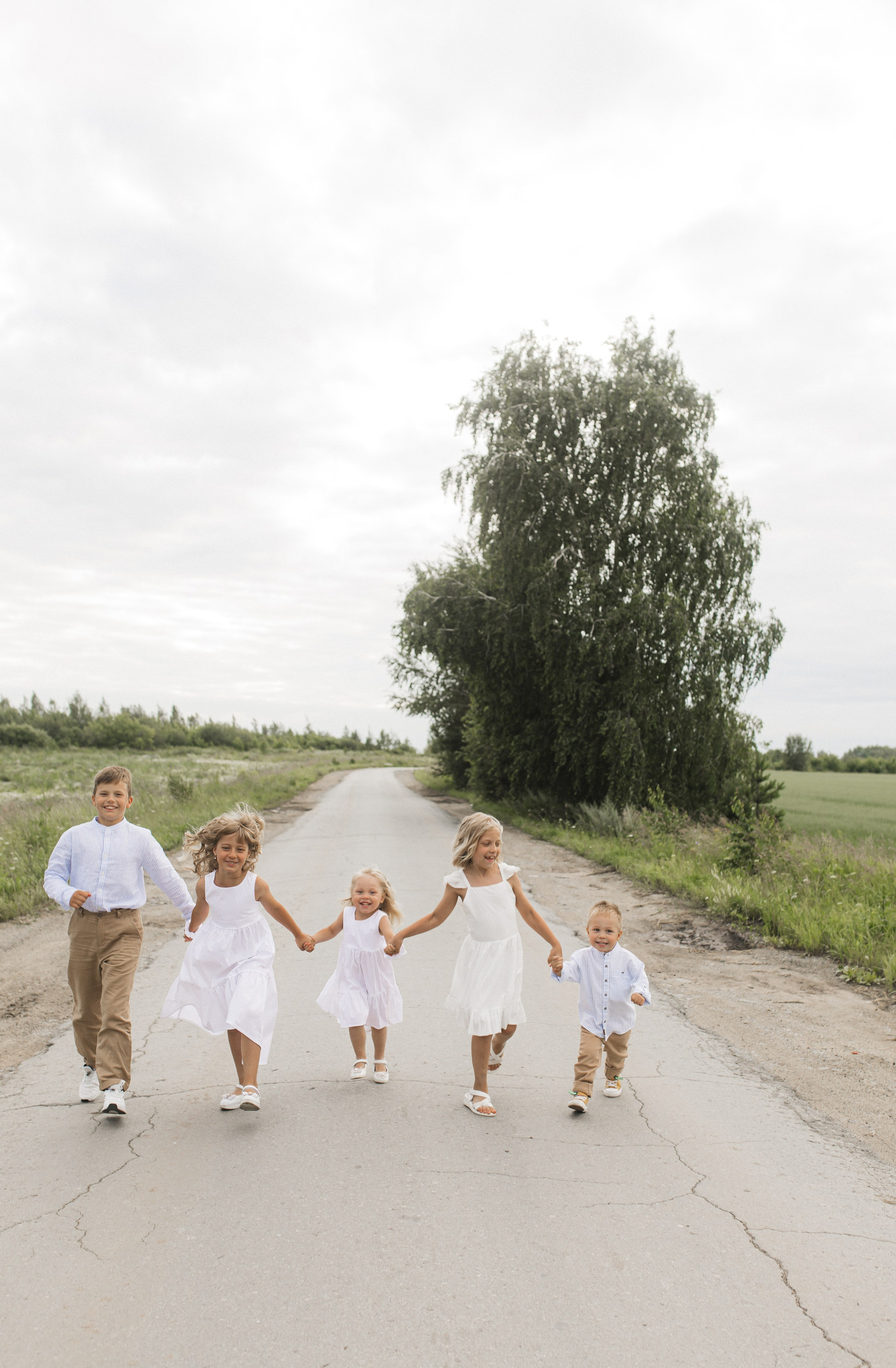 Маша и Миша и их веселая компания (пикник в поле). Семейный и свадебный фотограф в Екатеринбурге Орлова Ирина