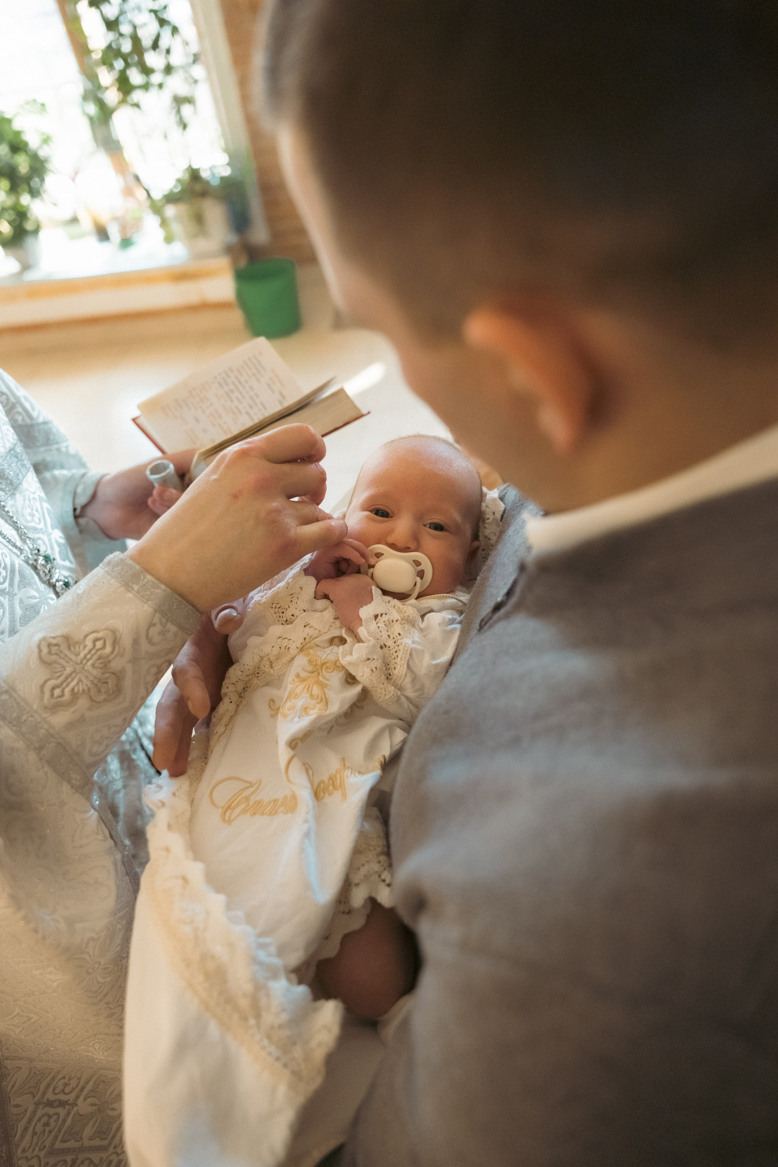 Крещение Михаила. Собор Всемилостивого Спаса Скорбященского монастыря. Фотограф на роды в Москве. Фото и видео родов. Фотопроект «Продолжение рода»